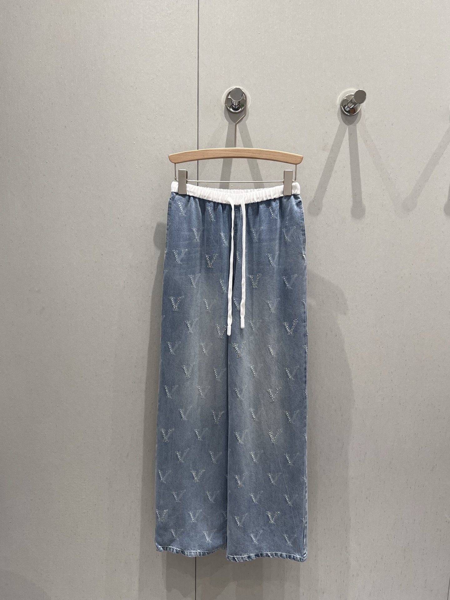 NO:412262,Support replacement Valenti*n 25Ss spring and summer new style thin contrasting waist wash casual jeans | Exclusive high-end production!  Customized YB material, get rid of traditional thin and inexpensive quality, perfect restoration of quality, drawstring elastic waist, wear without embarrassment and inclusiveness, slimming outlines the perfect figure, velvet texture, comfortable contrasting color drawstring waist, fashionable and fashionable, versatile and not picky, real-life details of S/M/L on sale, valentino, jeans, alexander wang19860909支持换款 Valenti*n 25Ss春夏新款 薄款撞色腰头洗水休闲牛仔裤丨独家高版出品！定制YB材质 摆脱传统薄透廉价品相完美还原品相 抽绳松紧腰 穿搭进出不尴尬包容性极好 显瘦勾勒完美身材 丝绒质地穿着舒适撞色抽绳腰头 时髦洋气 百搭不挑人 现货发售S/M/L实拍细节图,,valentino,jeans,alexander wang,Women's clothing