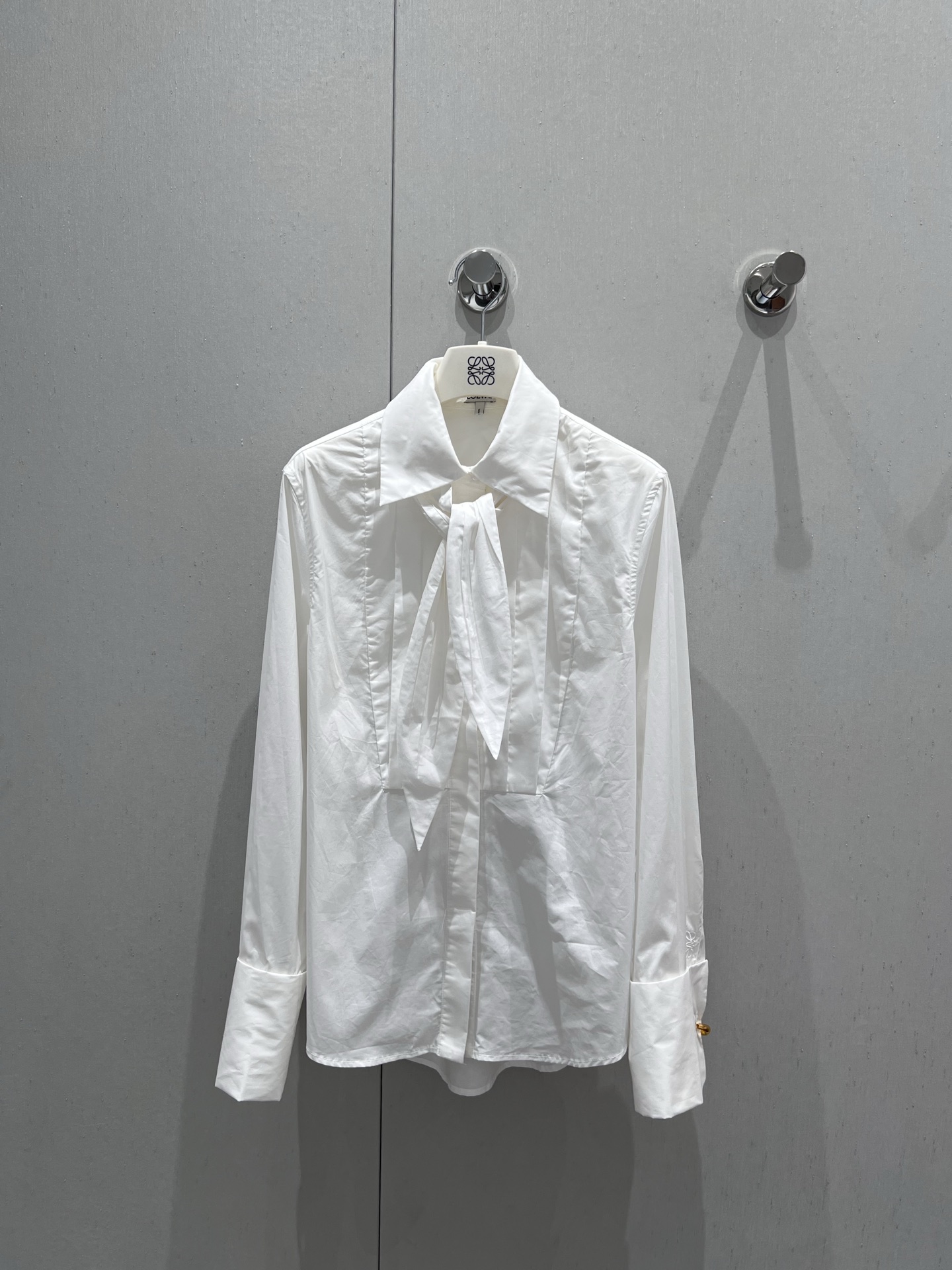 NO:335121,Support replacement Loew* 25Ss spring and summer new style, press-pleated streamer long-sleeved shirt丨Exclusive high-end product!  Includes a detachable tie in the same color!  Freely switch commuting and casual styles, exquisite hardware accessories fix the cuffs, carved with unique patterns add a bit of luxury to the overall shape, and the pleated chest design is classic style that is versatile and not picky!  Cotton poplin shirt fabric!  Workmanship quality depends on the details. S/M/L real photos of S/M/L are sold in stock, loewe,shirts,ties,alexander wang19860909支持换款 Loew* 25Ss春夏新款 压褶飘带长袖衬衫丨独家高版出品！附带同色系可拆取领带！自由切换通勤和休闲风格,精美五金配件固定袖口,雕刻着独特图案为整体造型增添了几分奢华,褶皱胸前设计经典版型百搭不挑人！棉府绸衬衫面料！做工品质看细节.现货发售S/M/L实拍细节图,,loewe,shirts,ties,alexander wang,Women's clothing