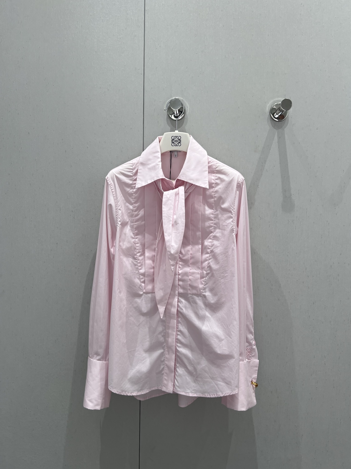 NO:335125,Support replacement Loew* 25Ss spring and summer new style, press-pleated streamer long-sleeved shirt丨Exclusive high-end product!  Includes a detachable tie in the same color!  Freely switch commuting and casual styles, exquisite hardware accessories fix the cuffs, carved with unique patterns add a bit of luxury to the overall shape, and the pleated chest design is classic style that is versatile and not picky!  Cotton poplin shirt fabric!  Workmanship quality depends on the details. S/M/L real photos of S/M/L are sold in stock, loewe,shirts,ties,alexander wang19860909支持换款 Loew* 25Ss春夏新款 压褶飘带长袖衬衫丨独家高版出品！附带同色系可拆取领带！自由切换通勤和休闲风格,精美五金配件固定袖口,雕刻着独特图案为整体造型增添了几分奢华,褶皱胸前设计经典版型百搭不挑人！棉府绸衬衫面料！做工品质看细节.现货发售S/M/L实拍细节图,,loewe,shirts,ties,alexander wang,Women's clothing