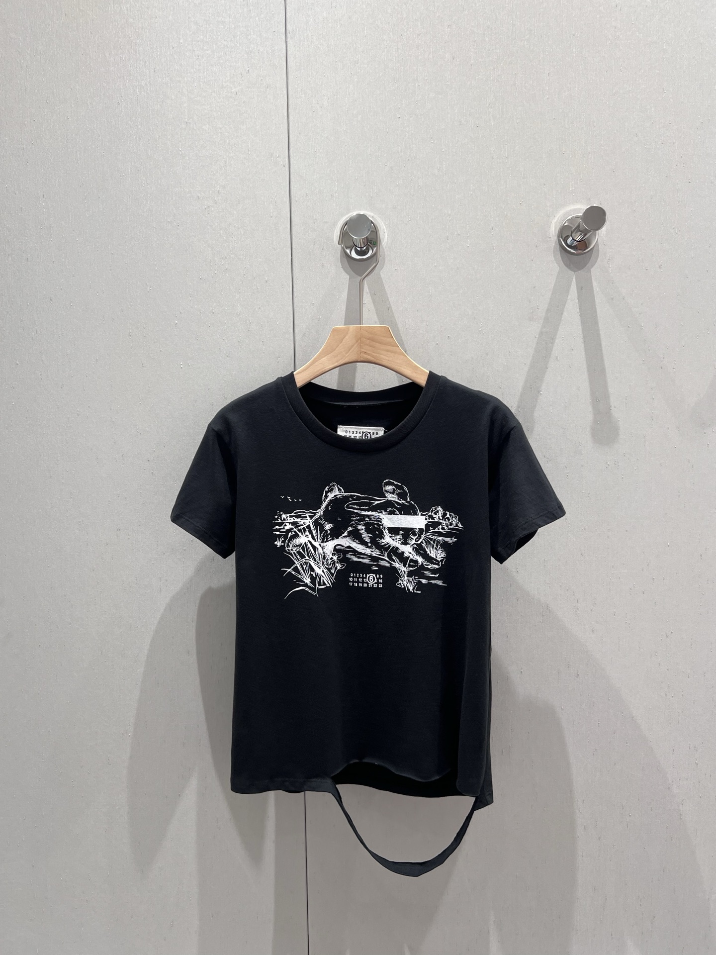 NO:409930,Support replacement MaisonMargi*la 25ss Spring and Summer New Rabbit Printed Round Neck Short-sleeved T-shirt | Exclusive yb development!  High-end production!  A little rabbit with eyes on her chest is decorated with MM6 digital logo on her chest, and a top that can be worn alone. It is a daily casual and simple commuting top!  S/M/L real photos of S/M/L, masion margiela, T-shirt,tees, t-shirt,alexander wang19860909支持换款 MaisonMargi*la 25ss春夏新款 兔子印花圆领短袖T恤丨独家yb开发！高版出品！胸前一只蒙着眼睛的小兔子,下面饰有MM6数字logo,内搭单穿都可的一款上衣,日常休闲简约通勤上衣！现货发售S/M/L实拍细节图,,masion margiela,T-shirt,tees，t-shirt,alexander wang,Women's clothing