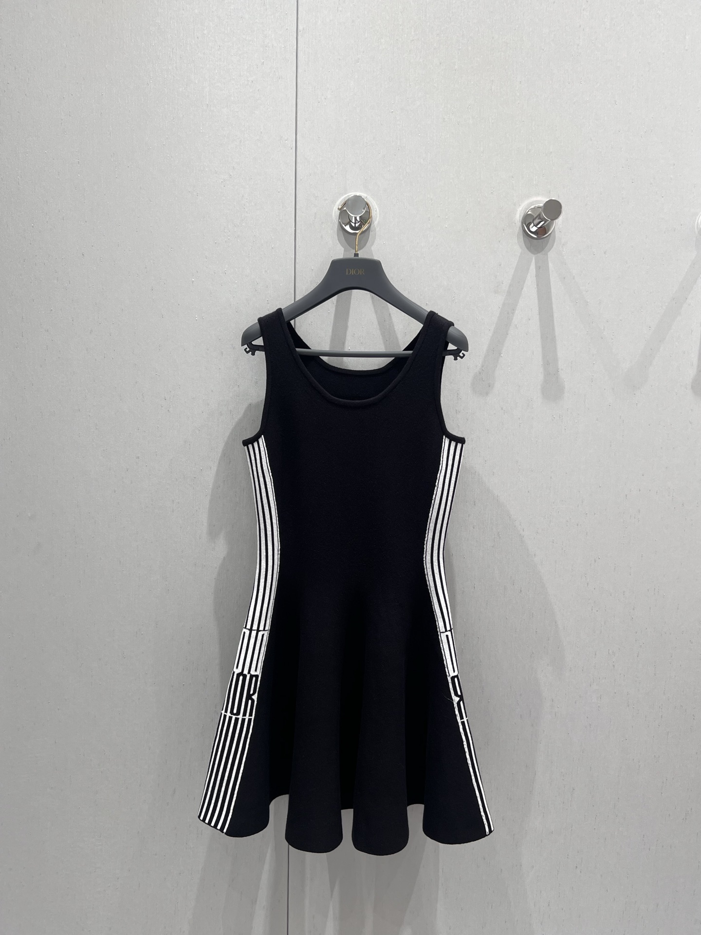 NO:409939,Supports replacement Dio* 25Ss spring and summer new style, side logo slimming vest knitted skirt丨Exclusive high-end production!  Classic brand letter webbing shows luxury while being elegant. Single-wearing and layering highlight the taste of high-end celebrities. The first choice for dressing with stylish and stylish four seasons. The standard white and rich beauty. S/M/L real-life details pictures on sale, dior, skirts, alexander wang19860909支持换款 Dio* 25Ss春夏新款 侧身logo显瘦背心针织裙丨独家高版出品！经典品牌字母织带 尽显奢华的同时不失雅致 单穿叠搭都 突出高级名媛品味 四季气质时髦精的穿搭首选 白富美标配 现货发售S/M/L实拍细节图,,dior,skirts,alexander wang,Women's clothing