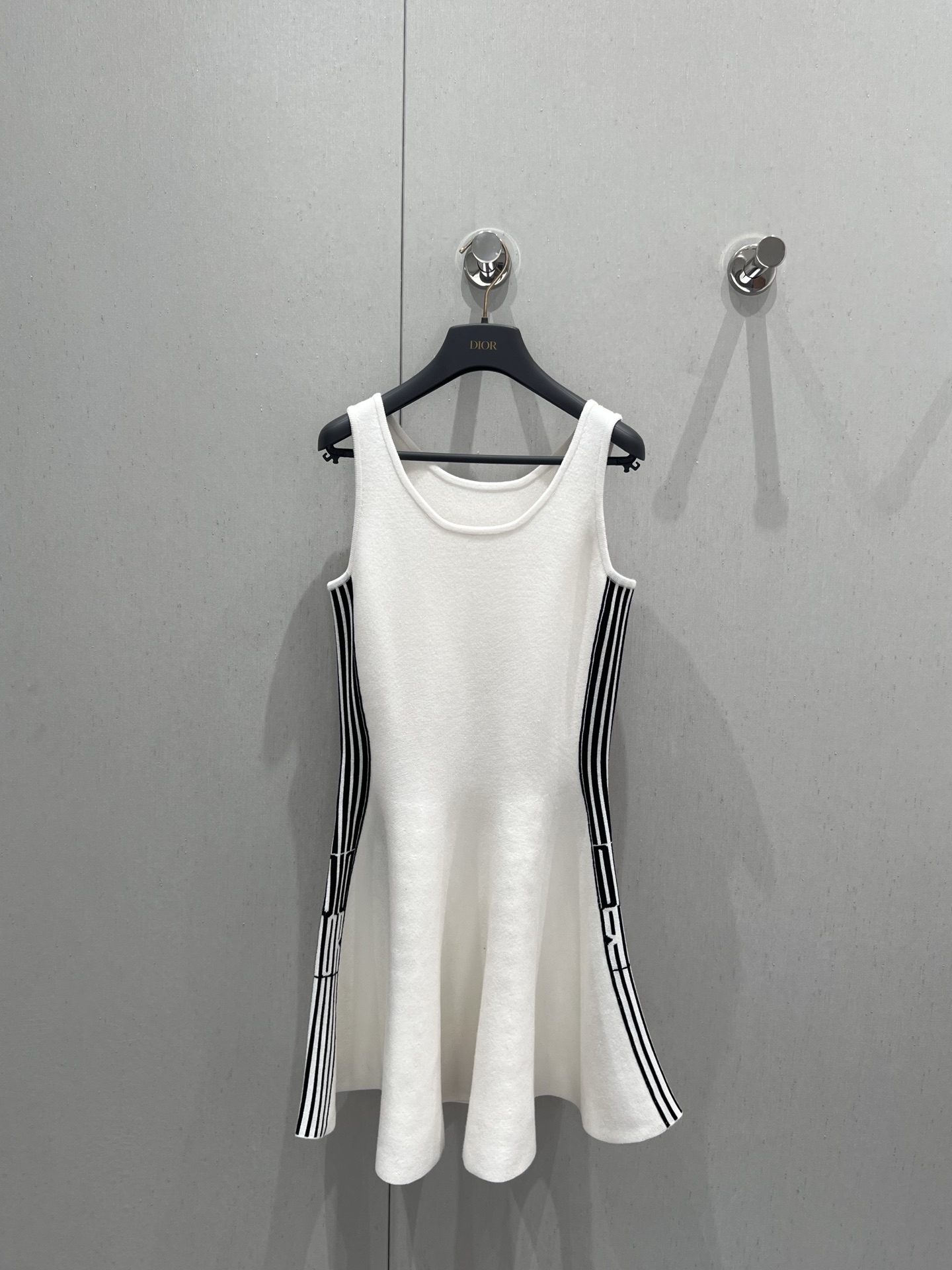 NO:409951,Supports replacement Dio* 25Ss spring and summer new style, side logo slimming vest knitted skirt丨Exclusive high-end production!  Classic brand letter webbing shows luxury while being elegant. Single-wearing and layering highlight the taste of high-end celebrities. The first choice for dressing with stylish and stylish four seasons. The standard white and rich beauty. S/M/L real-life details pictures on sale, dior, skirts, alexander wang19860909支持换款 Dio* 25Ss春夏新款 侧身logo显瘦背心针织裙丨独家高版出品！经典品牌字母织带 尽显奢华的同时不失雅致 单穿叠搭都 突出高级名媛品味 四季气质时髦精的穿搭首选 白富美标配 现货发售S/M/L实拍细节图,,dior,skirts,alexander wang,Women's clothing