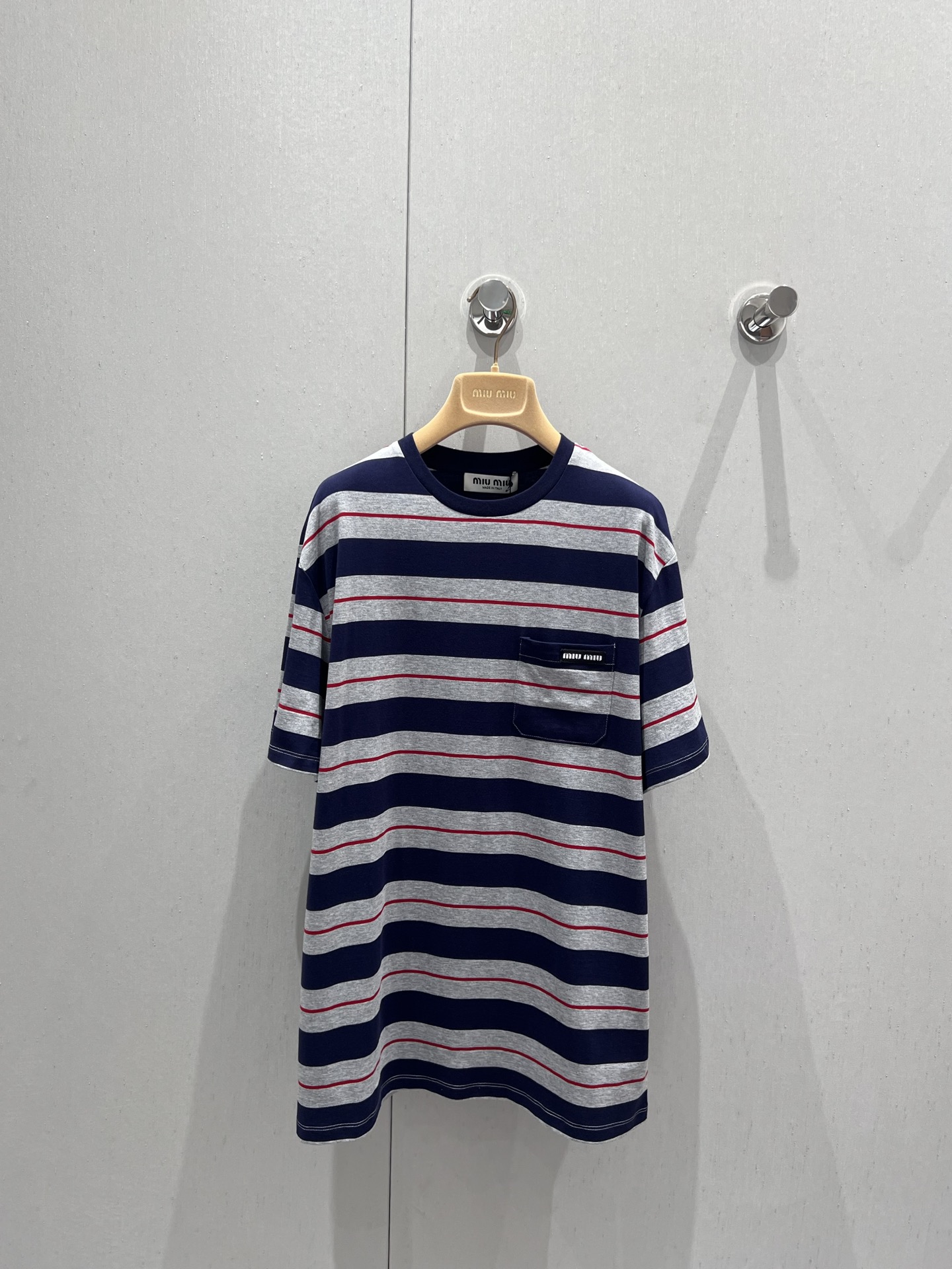 NO:335470,Support replacement Miumi* 25Ss spring and summer new model, micro-label pocket striped short-sleeved T-shirt丨Exclusive high-end production!  With a look-catching feeling of age reduction, the striped pairing of niche chic is short-sleeved. The striped elements highlight the simple and casual atmosphere, which is practical and elegant, and can be worn at will. It uses high-quality skin-friendly and soft fabrics, comfortable and breathable. S/M/L real-life details pictures are available in stock, miumiu, T-shirt, tees, t-shirt, alexander wang19860909支持换款 Miumi* 25Ss春夏新款 微标口袋条纹短袖T恤丨独家高版出品！自带减龄吸睛感,小众chic的条纹搭配色短袖.条纹元素凸显简约与休闲的氛围感,实穿又显气质,可随意穿搭.采用高品质的亲肤柔软面料,舒适透气 现货发售S/M/L实拍细节图,,miumiu,T-shirt,tees，t-shirt,alexander wang,Women's clothing