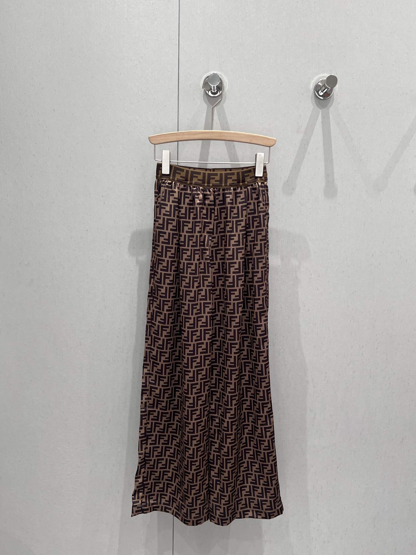 NO:333738,Supports replacement Fend* 25Ss spring and summer new style, webbing contrasting wide-leg trousers丨Exclusive high-end production!  Customized YB imported twill thick material, delicate and soft texture, smooth and smooth, double F full print, luxurious and elegant, webbing elastic waist color contrast, neat and elegant, wide-leg trousers, wear and loose, daily commuting, customized surface accessories, S/M/L real-life details pictures, fendi, alexander wang19860909支持换款 Fend* 25Ss春夏新款 织带撞色阔腿长裤丨独家高版出品！定制YB进口斜纹稠材质 质感细腻柔软 滑爽垂顺 双F满印 奢华典雅 织带松紧腰头撞色 剪裁利落大方 阔腿长裤 穿搭保送松弛 日常通勤都 定制面辅料 现货发售S/M/L实拍细节图,,fendi,alexander wang,Women's clothing