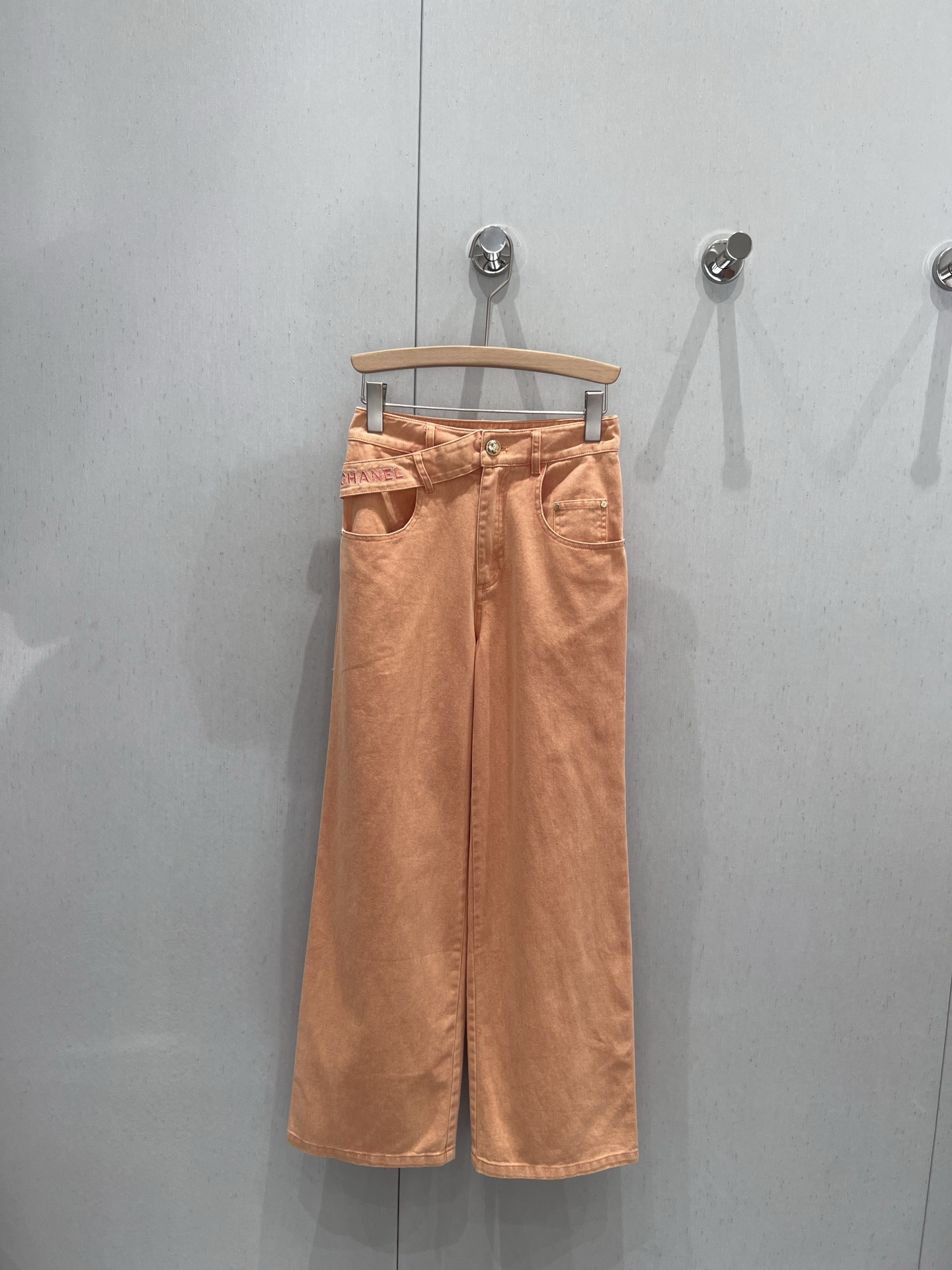 NO:418532,Support for replacement Chane* 25Ss spring and summer new style logo embroidered dopamine tones denim straight-leg pants | Exclusive high-end product!  Heavy work and old washing water color have a modern and retro feel, and the daily matching is full of tone!  You can wear everyday and versatile item!  Whoever wears it has thin straight and long legs!  The texture of the fabric is really amazing. The pants are just right, stretch the leg lines to create neat and long legs!  It looks very slim, A and cool, and can easily wear it with various tops in daily life. It is really easy to wear and it is very popular and has a high appearance rate!  Big recommendation!  Sisters all rushed for me!  S/M/L real photos, chanel, alexander wang19860909支持换款 Chane* 25Ss春夏新款 logo刺绣多巴胺色调牛仔直筒裤丨独家高版出品！重工做旧洗水色 自带摩登复古感,日常搭配调性满满！日常又百搭单品什么身材通通可以穿！谁穿谁是细直大长腿！面料质感真的绝了 恰好的裤长 拉伸腿部线条 营造利落大长腿！巨显瘦 又A又飒日常搭配各种上衣都能轻松穿出时尚达人感 真的好穿到不行 而且出镜率很高！重磅推荐！姐妹们都给我冲！现货发售S/M/L实拍细节图,,chanel,alexander wang,Women's clothing