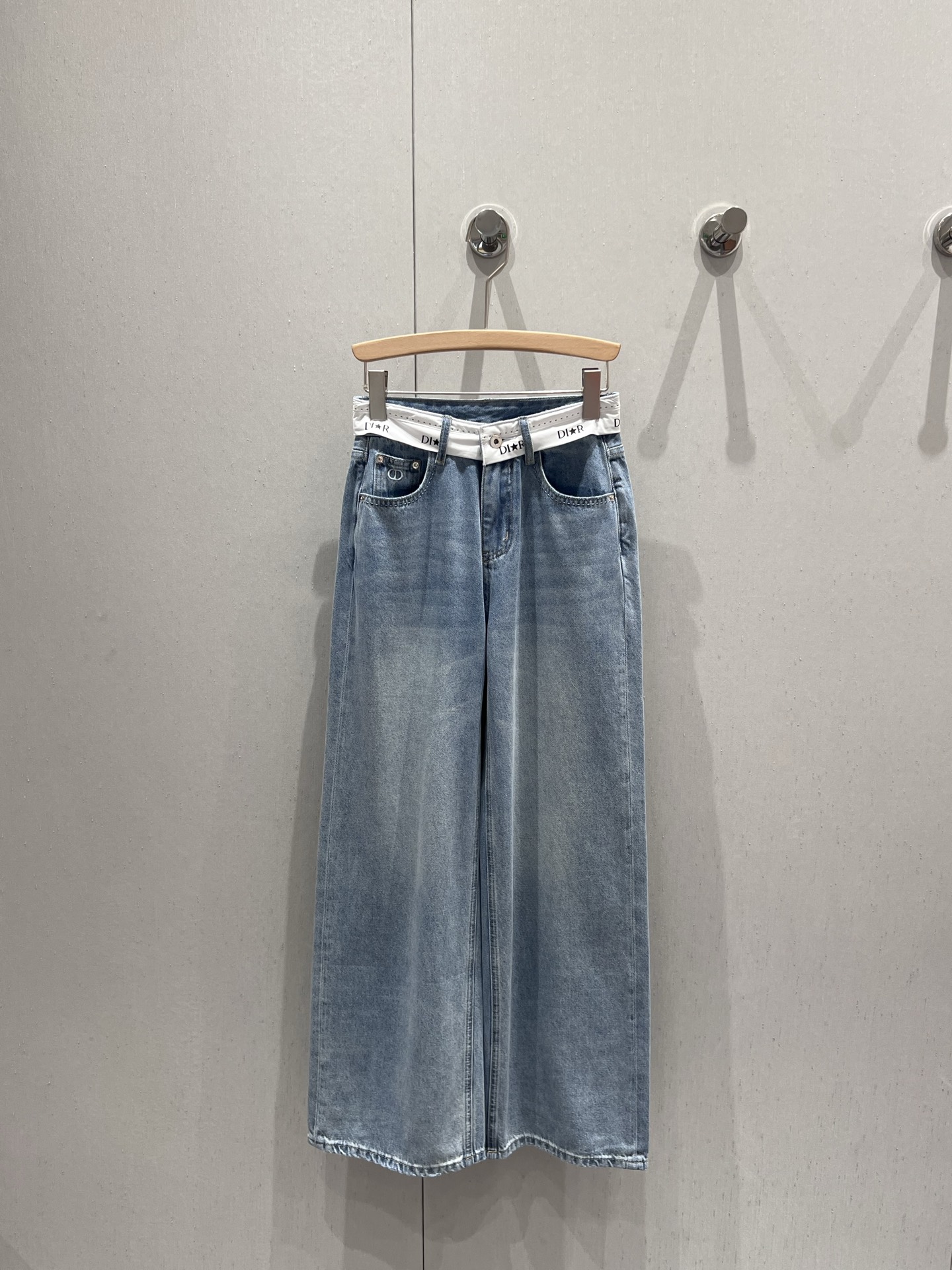 NO:332852,Support replacement Dio* 25Ss summer new style contrasting waist jeans trousers | Exclusive high-end production!  Very sexy, the top body is absolutely king-shot jeans. The texture of the pants is really amazing with a high waist straight-leg style, just the right length of the pants stretches the leg lines to create neat and long legs!  You can easily wear a fashionable and expert look with various tops in daily life~ You can wear any body shape without picking your legs!  Whoever wears it has thin straight and long legs!  It's really easy to wear and it's very popular!  Big recommendation!  Sisters all rushed for me!  S/M/L real photos, dior, jeans, alexander wang19860909支持换款 Dio* 25Ss夏季新款 撞色腰头牛仔长裤丨独家高版出品！个性感十足 上身绝对王炸牛仔裤 裤型质感真的绝了高腰直筒的版型,恰好的裤长 拉伸腿部线条 营造利落大长腿！日常搭配各种上衣都能轻松穿出时尚达人感～不挑腿型 什么身材通通可以穿！谁穿谁是细直大长腿！ 真的好穿到不行 而且出镜率很高！重磅推荐！姐妹们都给我冲！现货发售S/M/L实拍细节图,,dior,jeans,alexander wang,Women's clothing