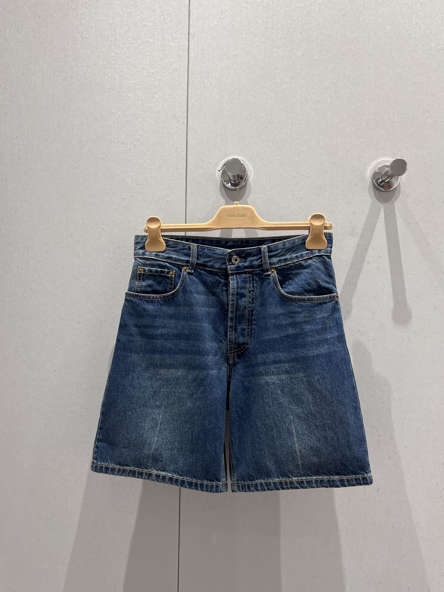 NO:332847,Support replacement Miumi* 25Ss spring and summer new style high-waisted denim shorts | Exclusive yb development!  High-end production!  Imported twill cotton denim material, multi-enzyme washing, crisp, comfortable and stylish, high-waist buckle-in-pocket style design, add layered look, embroidered with the embroidered letter logo in the back hip pocket, highlight the brand tone, surface auxiliary material development, high-waist shorts tailored, can be matched with the same series of jackets, the details of the logo echoes the upper and lower, the complete set is more coordinated and advanced, S/M/L real-life details pictures on sale, miumiu, shorts, jackets & coats, alexander wang19860909支持换款 Miumi* 25Ss春夏新款 高腰牛仔短裤丨独家yb开发！高版出品！进口斜纹棉牛仔材质 多重酵素水洗 挺括舒适有型 高腰系扣插兜版型设计 增添造型层次感 配合后臀口袋绣花字母徽标点缀 彰显品牌调性 面辅料开发 高腰短裤剪裁 可搭配同系列外套 细节徽标上下呼应 成套穿搭更为协调高级 现货发售S/M/L实拍细节图,,miumiu,shorts,jackets & coats,alexander wang,Women's clothing