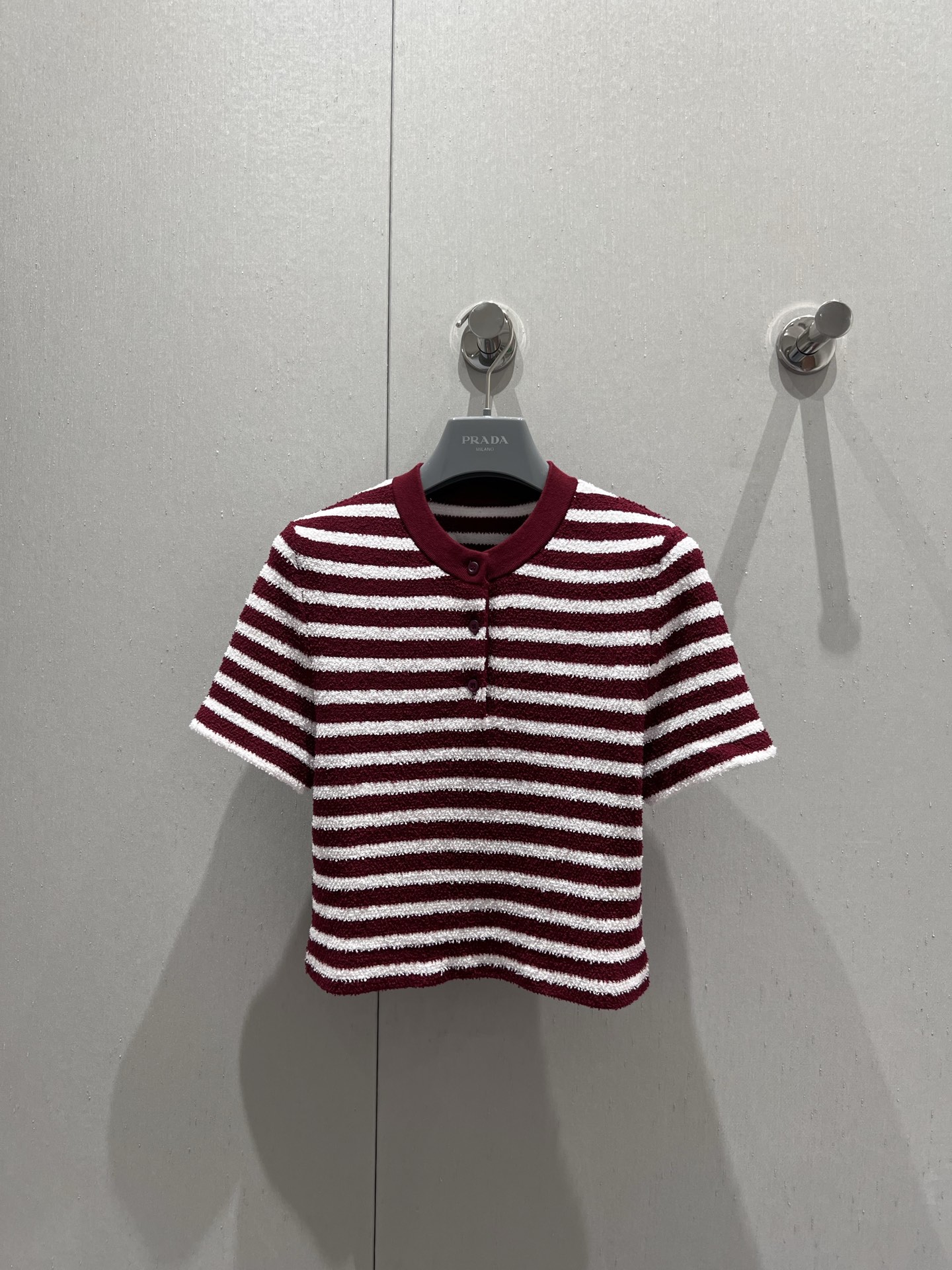 NO:332866,Support replacement Prad* 25Ss spring and summer new style special yarn striped round neck knitted top | Exclusive yb development!  High-end production!  The contrasting stripes make the whiter shades!  Imported yarns are soft, delicate, breathable and comfortable!  Customized buttons, classic style, huge slimming on the upper body!  Elegant and versatile item!  A rich and beautiful woman must come in!  S/M/L real photos, prada, alexander wang19860909支持换款 Prad* 25Ss春夏新款 特种纱条纹圆领针织上衣丨独家yb开发！高版出品！条纹撞色超级显白的色调！进口纱线质感柔软细腻透气舒适！定制纽扣,经典版型上身巨显瘦！气质优雅百搭单品！白富美必入！现货发售S/M/L实拍细节图,,prada,alexander wang,Women's clothing