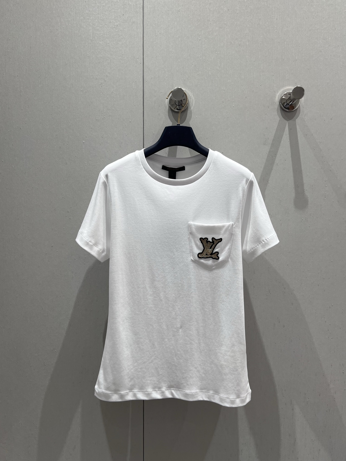 NO:335117,Support replacement Louis Vuitto* 25Ss spring and summer new model Nautical series pocket embroidered round neck short-sleeved T-shirt | Exclusive yb development!  High-end production!  The versatile and handsome classic style is very good for casual pairing of jeans. The upper body is easy to have a refreshing temperament and soft texture. The upper body will not feel restrained. The chest brand embroidery logo embellishes the simple style to create exquisite items that are not picky about people and casual versatile. S/M/L real-life details pictures are available in stock, louis vuitton, jeans, T-shirt, tees, t-shirt, alexander wang19860909支持换款 Louis Vuitto* 25Ss春夏新款 航海系列口袋刺绣圆领短袖T恤丨独家yb开发！高版出品！百搭又帅气经典的版型随便搭条牛仔裤就很不错 上身轻松拥有清爽气质质地柔软上身不会有束缚感 胸口品牌刺绣Logo点缀简约版型打造精致单品不挑人休闲百搭 现货发售S/M/L实拍细节图,,louis vuitton,jeans,T-shirt,tees，t-shirt,alexander wang,Women's clothing