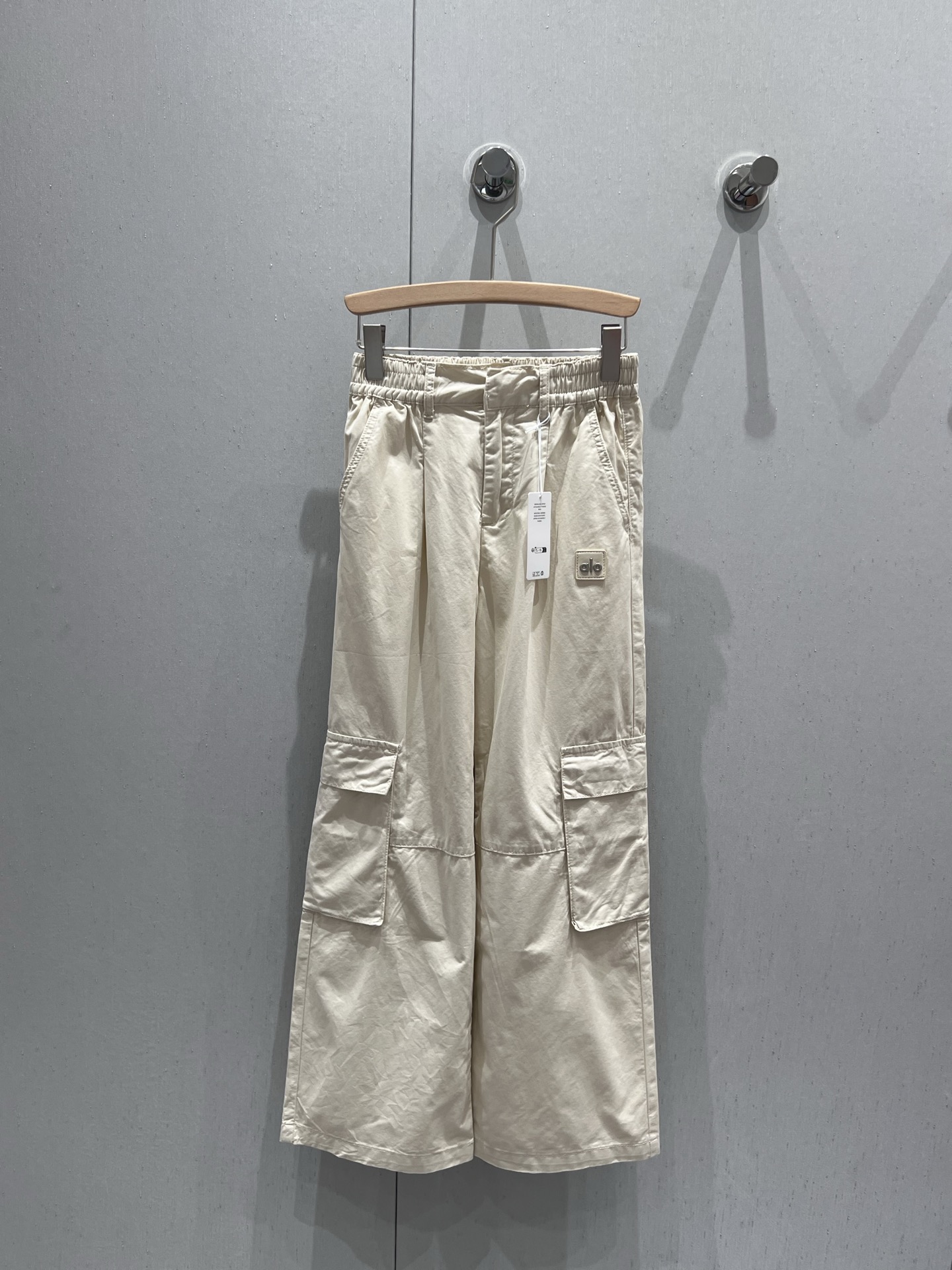 NO:332851,Supports replacement of alo 25Ss summer new style, pocket work pants | Exclusive high-end production!  Imported twill cotton material is crisp and stylish, matched with a flip pocket to add casual atmosphere of work clothes, embellished with iconic brand logo, showing the brand style, waist elastic design, and very thin waist, large wide-leg pants, not picky legs!  S/M/L real photos of S/M/L, alexander wang19860909支持换款 alo 25Ss夏季新款 口袋工装裤丨独家高版出品！进口斜纹棉材质 挺括有型 搭配翻盖口袋 增加工装休闲气息 标志性品牌标识点缀 尽显品牌风范 腰部松紧设计 很显腰细 大大阔腿裤型 不挑腿型！现货发售S/M/L实拍细节图,,alexander wang,Women's clothing