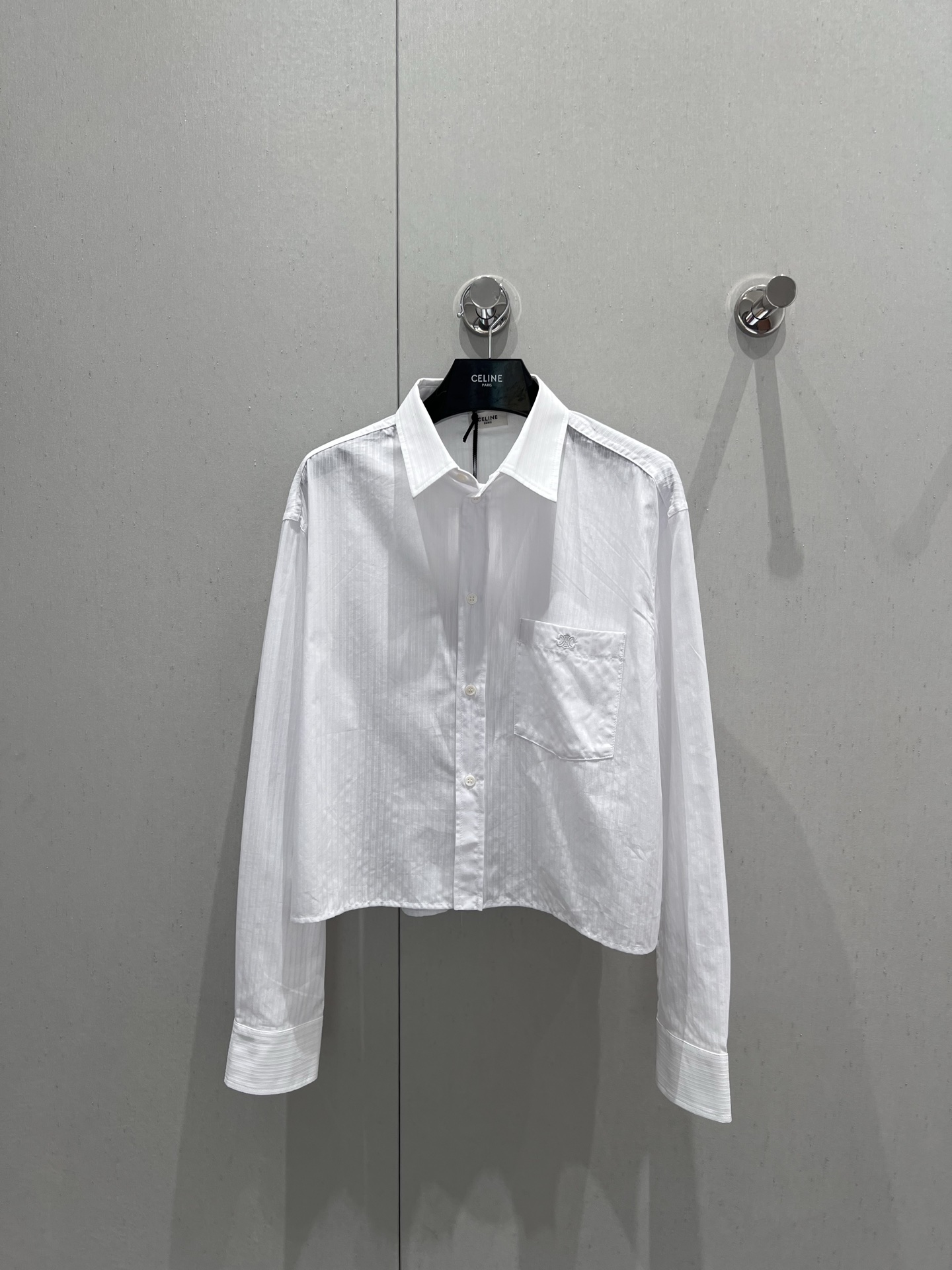 NO:423439,Support replacement Celin* 25Ss spring and summer new style, short woven striped long-sleeved shirt丨Exclusive yb development!  High-end production!  The retro literary style small short H-style style is fashionable and handsome!  The pocket embroidered Arc de Triomphe logo is low-key and luxurious, and the original custom imported fabric has a great texture. It is a sweet and salty age-reducing item!  The style is not picky and the upper body looks very slim!  British neutral style dressing interpretation. Workmanship quality depends on details. S/M/L real photos of real photos, celine,shirts,alexander wang19860909支持换款 Celin* 25Ss春夏新款 短款色织条纹长袖衬衫丨独家yb开发！高版出品！复古文艺风小短款H版型时髦又帅气！口袋刺绣凯旋门logo低调奢华,原版定制进口面料质感超赞.可甜可盐的减龄单品！版型不挑人上身超显瘦！英伦中性风穿搭演绎.做工品质看细节.现货发售S/M/L实拍细节图,,celine,shirts,alexander wang,Women's clothing