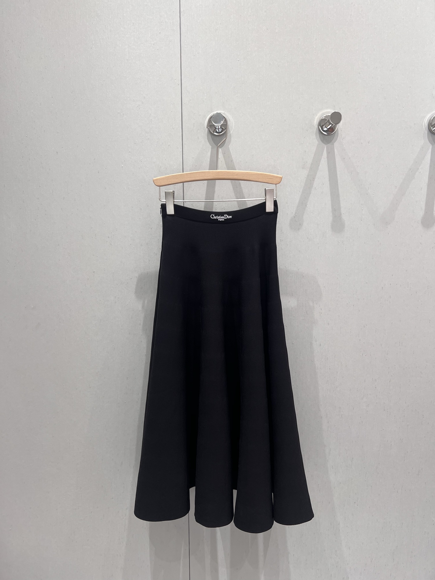 NO:420528,Support replacement Dio* 25Ss spring and summer new style flared knitted skirt | Exclusive yb development!  High-end production!  This skirt continues the classic silhouette and highlights the elegant design of minimalism. It is carefully crafted from black technology knitted fabric, flared tailoring, and embroidered with Christian Di*r Paris logo on the waist to enhance the style. It can be matched with this season's shirt to create a classic look. S/M/L real-life details, dior, skirts, shirts, alexander wang19860909支持换款 Dio* 25Ss春夏新款 喇叭形针织半裙丨独家yb开发！高版出品！这款半裙延续经典廓形,彰显极简主义的优雅设计.采用黑色科技针织面料精心制作,喇叭形剪裁,腰部饰以 Christian Di*r Paris 标志刺绣提升格调.可与本季的衬衫搭配,打造经典造型.现货发售S/M/L实拍细节图,,dior,skirts,shirts,alexander wang,Women's clothing