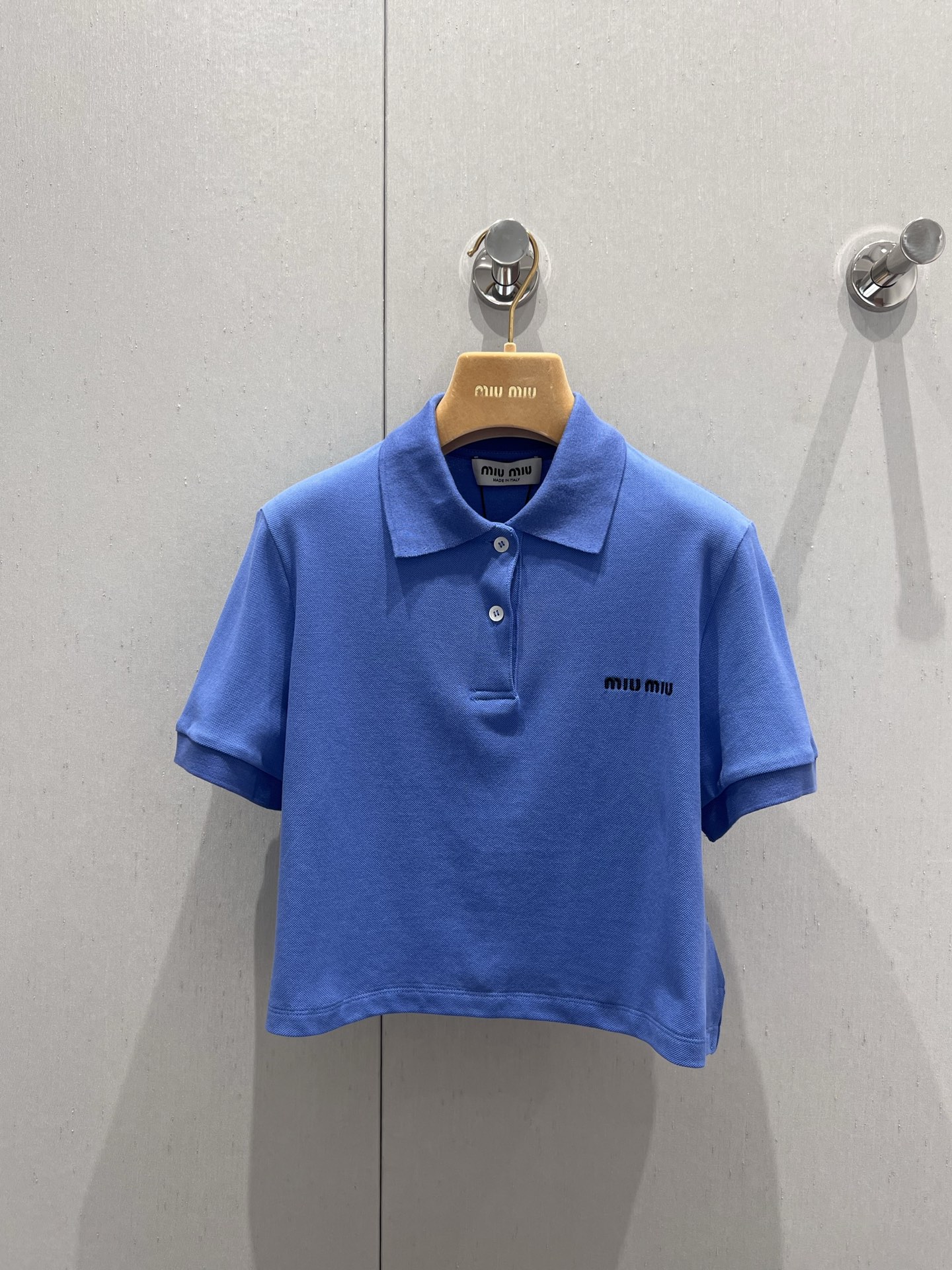 NO:414483,Supports replacement of Miumi* 25Ss spring and summer new style, short polo stand-alone short-sleeved top | Exclusive yb development!  High-end production!  Made of pearl-floor cotton, neckline half-open button processing, random adjustment, letter logo on the chest of ready-made garments, low-key highlights the brand's personality charm, rich design levels, comfortable and fashionable outfit, easy to control when traveling or leisure and entertainment, fashionable and age-reducing campus style, full S/M/L real-life details pictures on sale, miumiu, T-shirt, alexander wang19860909支持换款Miumi* 25Ss春夏新款 短款polo立领短袖上衣丨独家yb开发！高版出品！采用珠地全棉材质 领口半开襟钮扣处理 随意调节 成衣胸前字母标识 低调彰显了品牌个性魅力 丰富设计层次 穿搭舒适时尚 日常出行还是休闲娱乐 都能轻松驾驭 时尚减龄 校园风格拉满 现货发售S/M/L实拍细节图,,miumiu,T-shirt,alexander wang,Women's clothing