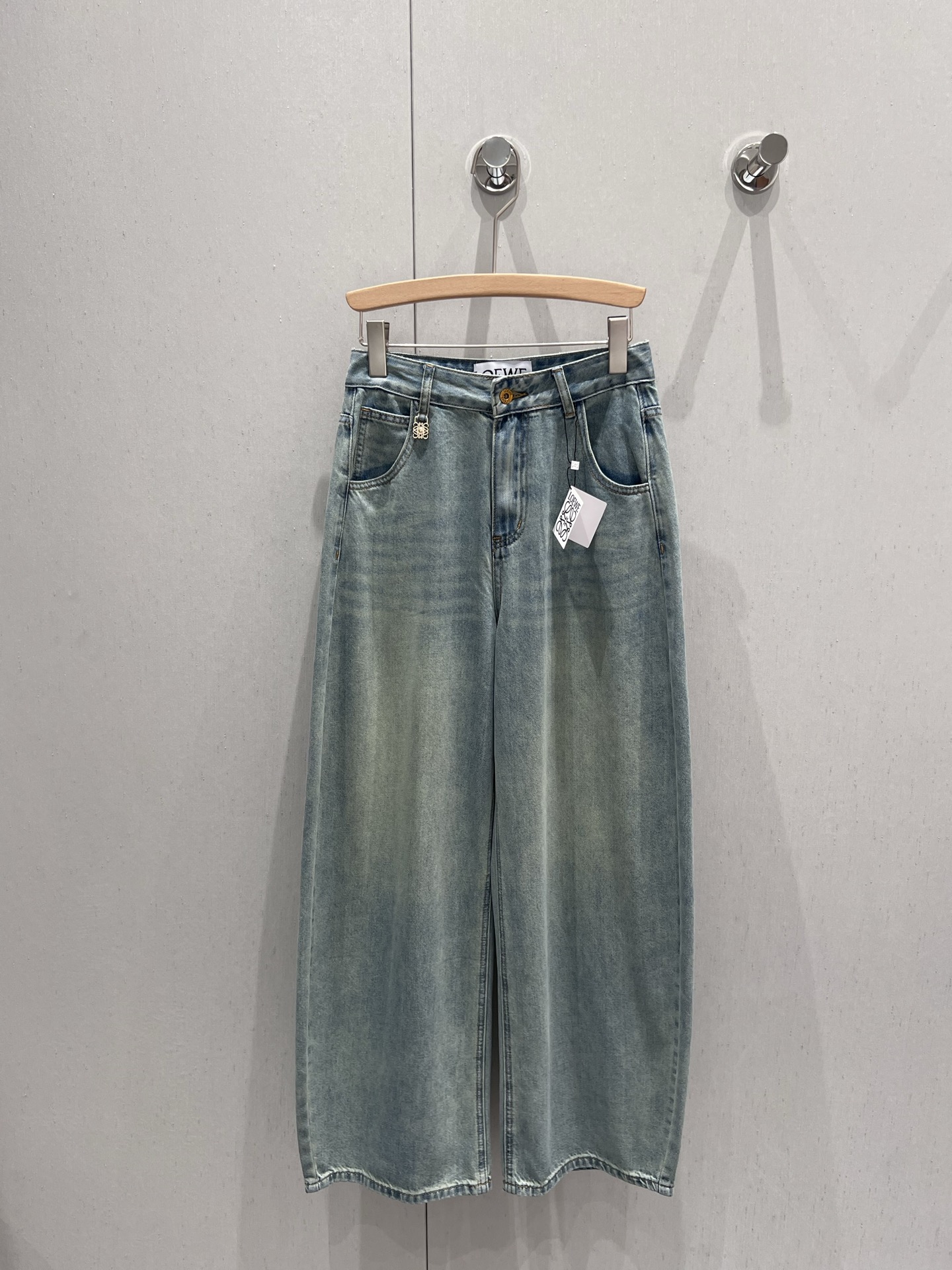 NO:335686,Support replacement Loew* 25Ss spring and summer new style, back pocket color embroidered letters scimitar jeans | Exclusive high-end production!  Imported cotton denim material, soft and comfortable washing, super beautiful color, fine and perfect process, rear letter embroidery decoration, super slimming, loose scimitar, flesh covering, slimming, full of fashionable body proportions, high-end and textured fabric, on-site S/M/L, real-life details, loewe, jeans, alexander wang19860909支持换款 Loew* 25Ss春夏新款 后袋彩色刺绣字母弯刀牛仔裤丨独家高版出品！进口全棉牛仔材质 水洗柔软舒适 色系超级好看 工艺处理精细完美 后字母刺绣装饰上身超级显瘦 版型宽松弯刀 遮肉显瘦 拉高身材比例时髦感十足 面料高级又有质感 现货发售 S/M/L 实拍细节图,,loewe,jeans,alexander wang,Women's clothing