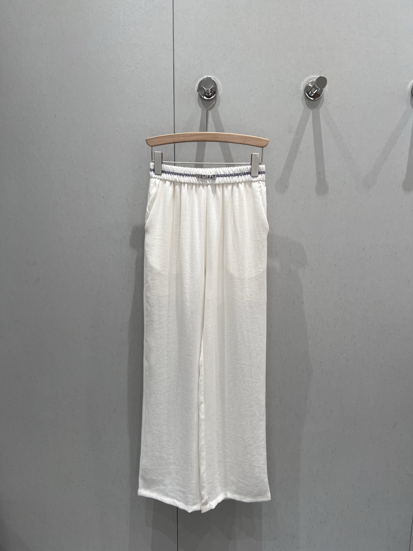 NO:332830,Alexand*r Wang 25SS spring and summer new style, thin and casual trousers | Exclusive high-end production!  Imported cotton material, obvious texture, breathable and easy to wear, straight trousers cut, easy to put on and take off, and no limit to body shape. Flexible and gentle fabric enlarges the casual and cool atmosphere. Metal letter marks are embellished at the waist. Low-key highlights the brand style. A girl with high-quality temperament must enter, showing a relaxed and fashionable casual charm. S/M/L real photos are available in stock, alexander wang19860909Alexand*r Wang 25SS春夏新款 轻薄休闲长裤丨独家高版出品！进口人棉材质 肌理明显 透气好穿 直筒长裤剪裁 穿脱方便不限身材 飘逸轻柔面料放大休闲飒爽气息 腰头处点缀金属字母标 低调彰显品牌格调 高知气质女孩必入 呈现松弛时髦休闲魅力 现货发售S/M/L实拍细节图,,alexander wang,Women's clothing