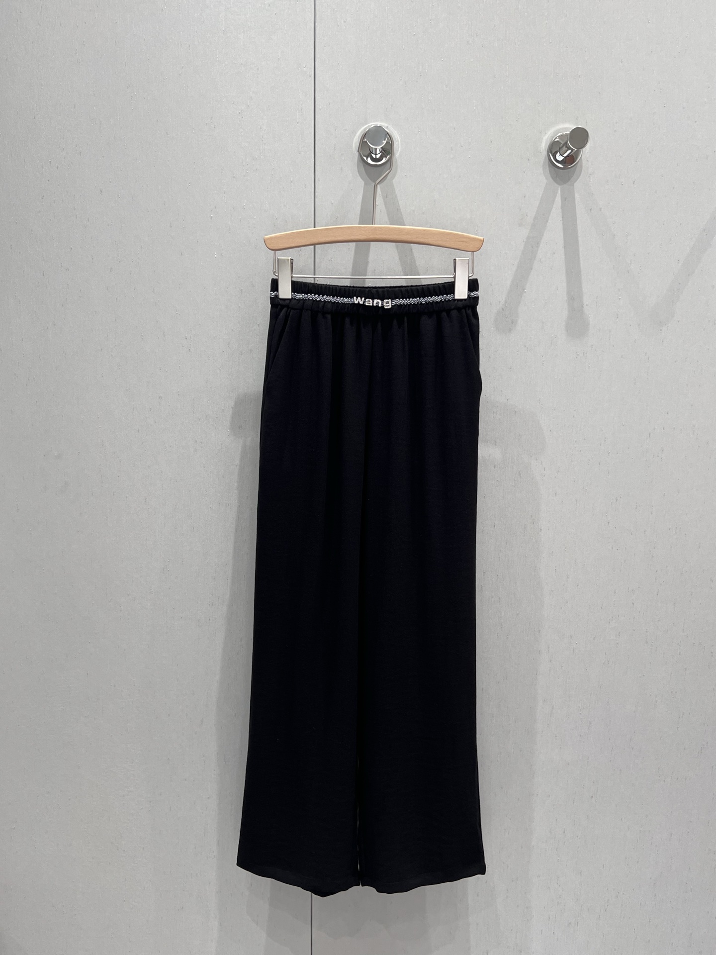 NO:332835,Alexand*r Wang 25SS spring and summer new style, thin and casual trousers | Exclusive high-end production!  Imported cotton material, obvious texture, breathable and easy to wear, straight trousers cut, easy to put on and take off, and no limit to body shape. Flexible and gentle fabric enlarges the casual and cool atmosphere. Metal letter marks are embellished at the waist. Low-key highlights the brand style. A girl with high-quality temperament must enter, showing a relaxed and fashionable casual charm. S/M/L real photos are available in stock, alexander wang19860909Alexand*r Wang 25SS春夏新款 轻薄休闲长裤丨独家高版出品！进口人棉材质 肌理明显 透气好穿 直筒长裤剪裁 穿脱方便不限身材 飘逸轻柔面料放大休闲飒爽气息 腰头处点缀金属字母标 低调彰显品牌格调 高知气质女孩必入 呈现松弛时髦休闲魅力 现货发售S/M/L实拍细节图,,alexander wang,Women's clothing