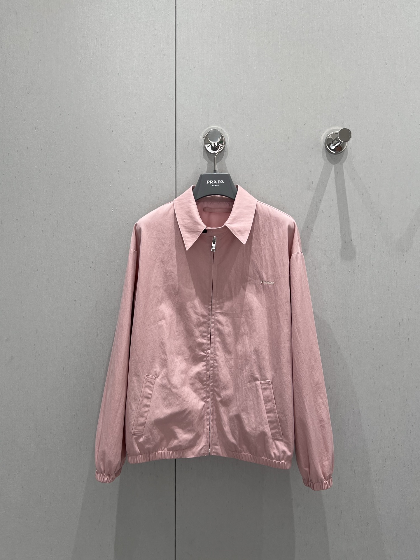 NO:332846,Supports replacement of Prad* 25SS early autumn new model, low-saturation color old cadre jacket | Exclusive high-end production!  Imported high-density worsted twill pure cotton fabric has a wide and comfortable texture!  Three-dimensional tailoring loose fit is high-end and fashionable!  All-match, not picky, big slim look at the upper body. Perfect workmanship quality depends on the details. S/M/L real-life details pictures, prada, jackets & coats, jackets & coats, alexander wang19860909支持换款Prad* 25SS早秋新款 低饱和色度老干部夹克外套丨独家高版出品！进口高密度精纺斜纹纯棉面料质感挺阔舒适！立体剪裁宽松版型高级时髦！百搭不挑人上身巨显瘦.完美做工品质看细节. 现货发售 S/M/L实拍细节图,,prada,jackets & coats,jackets & coats,alexander wang,Women's clothing