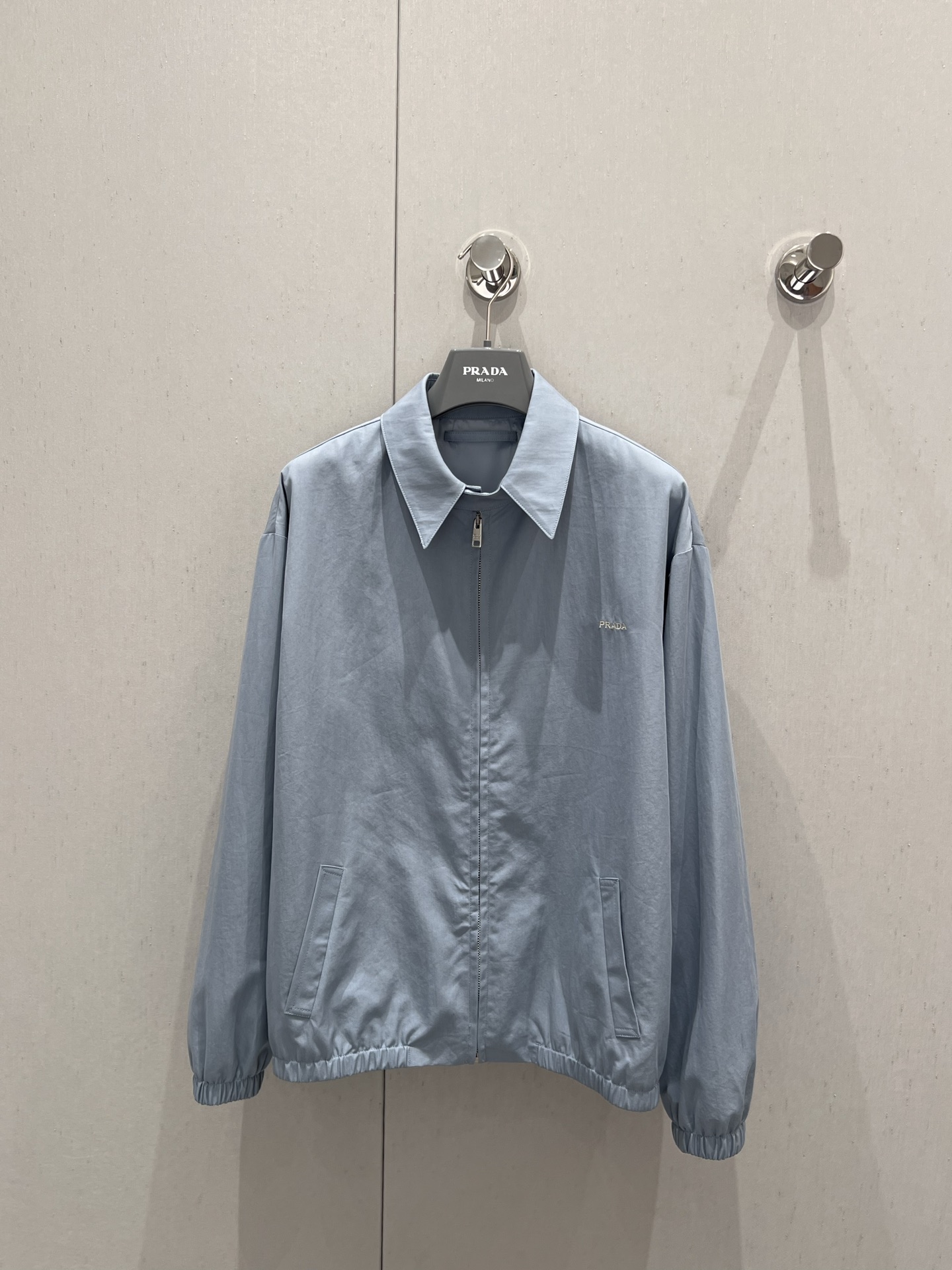 NO:332831,Support replacement Prad* 25SS early autumn new model, low saturation color old cadre jacket | Exclusive high-end production!  Imported high-density worsted twill pure cotton fabric has a wide and comfortable texture!  Three-dimensional tailoring loose fit is high-end and fashionable!  All-match, not picky, big slim look at the upper body. Perfect workmanship quality depends on the details. S/M/L real-life details pictures, prada, jackets & coats, jackets & coats, alexander wang19860909支持换款 Prad* 25SS早秋新款 低饱和色度老干部夹克外套丨独家高版出品！进口高密度精纺斜纹纯棉面料质感挺阔舒适！立体剪裁宽松版型高级时髦！百搭不挑人上身巨显瘦.完美做工品质看细节. 现货发售 S/M/L实拍细节图,,prada,jackets & coats,jackets & coats,alexander wang,Women's clothing