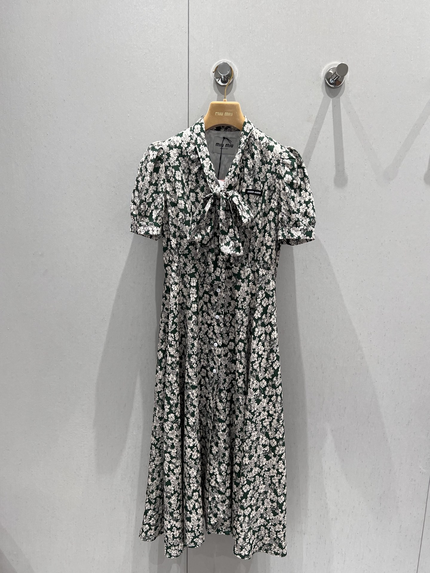 NO:409932,Support replacement Miumi* 25Ss spring and summer new style, small floral streamer short-sleeved dress | Exclusive high-end production!  The overall style is super elegant. The V-neck lace style is full of feminine charm. The upper body looks slim and tall, and the neckline bow is smart and playful. The puff sleeve design is romantic and versatile and fashionable. The single-breasted design style is elegant and stylish. The color matching is full of retro feel, making the whole piece look retro and fashionable. On sale in stock. S/M/L. Real details, miumiu, skirts, T-shirt, alexander wang19860909支持换款 Miumi* 25Ss春夏新款 小碎花飘带短袖连衣裙丨独家高版出品！整体超级有气质 V领系带款式充满女性魅力 上身显瘦显高巨显气质 领口蝴蝶结灵动俏皮 泡泡袖设计 浪漫百搭又时髦 单排扣设计款式大气更具有韵味和气场感 配色复古感十足 显得整件复古又时髦 现货发售 S/M/L 实拍细节图,,miumiu,skirts,T-shirt,alexander wang,Women's clothing