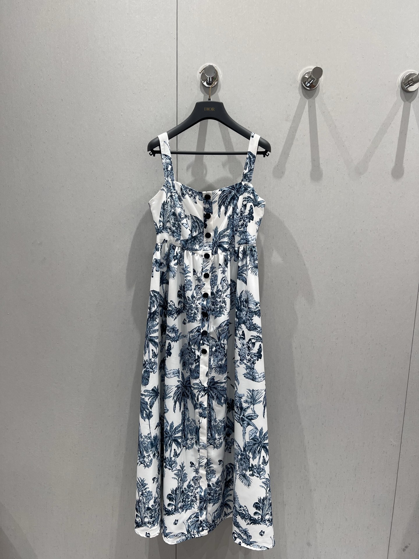 NO:424084,Support replacement Dio* 25ss Spring and Summer New Printed Sling Dress丨Exclusive high-end production!  Custom imported cotton material, texture, shiny, sleek and stylish, full-print tropical plant butterfly print pattern elements, highlight the brand tone, open-clad engraving button adjustment design, add layered shape, use cut and details to enhance the exquisiteness, high waist contour line divides the upper and lower proportions, surface auxiliary material development, sleeveless dress tailoring, more fashionable, summer refreshing vacation atmosphere, real-life details pictures on sale, dior, skirts, alexander wang19860909支持换款 Dio* 25ss春夏新款 印花吊带连衣裙丨独家高版出品！定制进口全棉材质 质感光泽 垂顺有型 通体满印热带植物蝴蝶印花图案元素 彰显品牌调性 开襟刻印钮扣调节设计 增添造型层次感 利用裁剪和细节提升精致度 高腰位轮廓线划分上下比例 面辅料开发 无袖连衣裙剪裁 穿搭更为洋气时髦 夏日清爽度假气息 现货发售S/M/L实拍细节图,,dior,skirts,alexander wang,Women's clothing