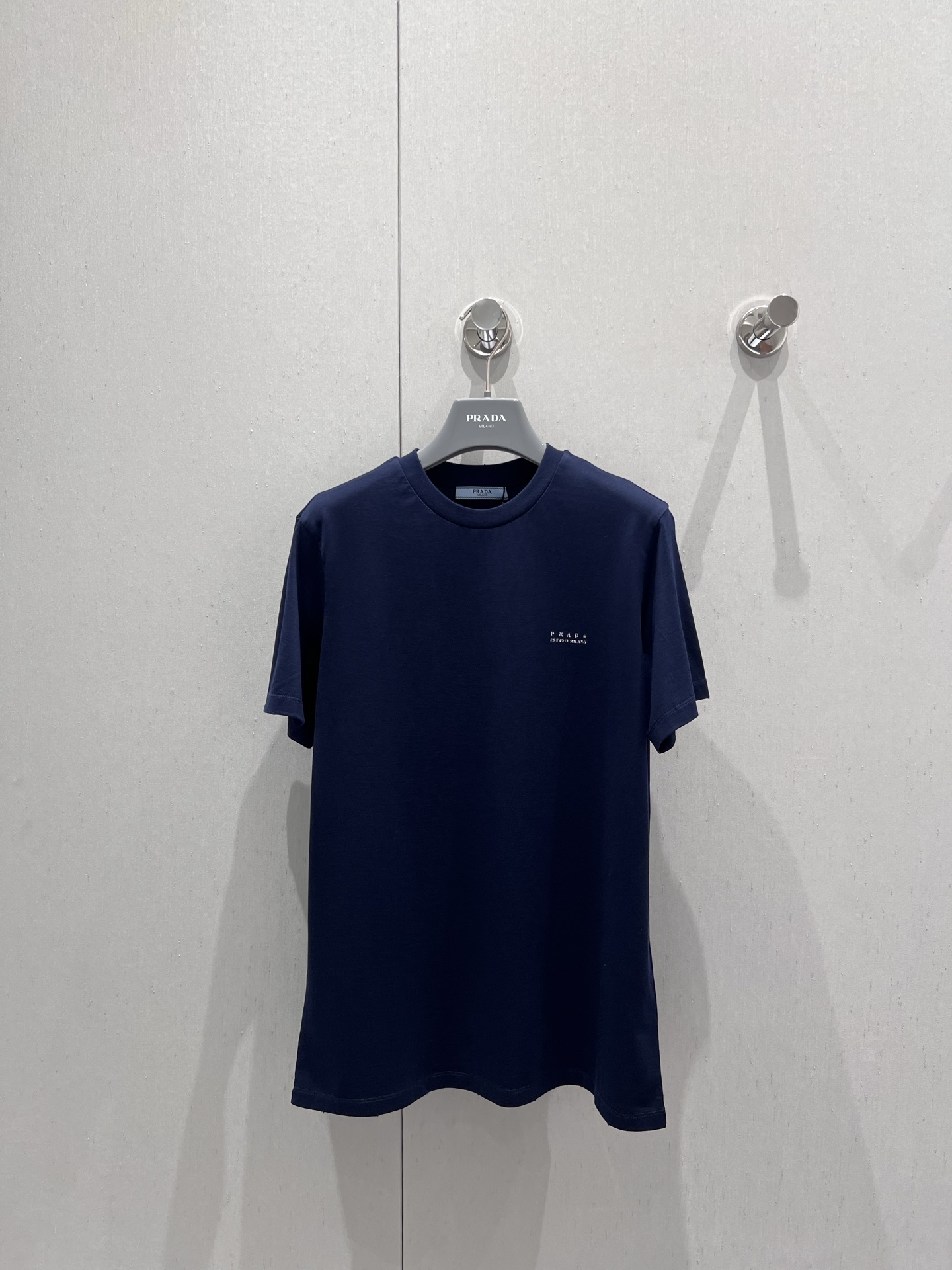 NO:422506,Support replacement Prad* 25SS spring and summer new style letter printed round neck short-sleeved T-shirt | Exclusive yb development!  High-end production!  The iconic print on the chest highlights the brand's style. Made of gram-weight pure cotton, slightly elastic, giving a slim visual effect. The iconic letter logo on the front side of the chest is embellished. The brand's own fashion sense is instantly created. Create a relaxed and fashionable style at will. It is stylish and stylish in one wear. S/M/L. Real-life details, prada, T-shirt,tees, t-shirt,alexander wang19860909支持换款 Prad* 25SS春夏新款 字母印花圆领短袖T恤丨独家yb开发！高版出品！胸口标志性印花点缀凸显品牌格调 采用克重纯棉制成 略带有弹力 呈现显瘦视觉效果 正面胸前单侧点缀标志性字母徽标 品牌自带的时尚感立现 随心打造松弛时髦风格 单穿内搭都出彩时髦 现货发售 S/M/L 实拍细节图,,prada,T-shirt,tees，t-shirt,alexander wang,Women's clothing