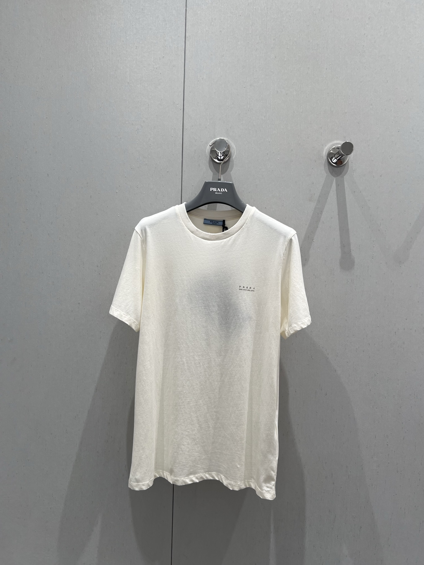 NO:422490,Support replacement Prad* 25SS spring and summer new style letter printed round neck short-sleeved T-shirt | Exclusive yb development!  High-end production!  The iconic print on the chest highlights the brand's style. Made of gram-weight pure cotton, slightly elastic, giving a slim visual effect. The iconic letter logo on the front side of the chest is embellished. The brand's own fashion sense is instantly created. Create a relaxed and fashionable style at will. It is stylish and stylish in one wear. S/M/L. Real-life details, prada, T-shirt,tees, t-shirt,alexander wang19860909支持换款 Prad* 25SS春夏新款 字母印花圆领短袖T恤丨独家yb开发！高版出品！胸口标志性印花点缀凸显品牌格调 采用克重纯棉制成 略带有弹力 呈现显瘦视觉效果 正面胸前单侧点缀标志性字母徽标 品牌自带的时尚感立现 随心打造松弛时髦风格 单穿内搭都出彩时髦 现货发售 S/M/L 实拍细节图,,prada,T-shirt,tees，t-shirt,alexander wang,Women's clothing