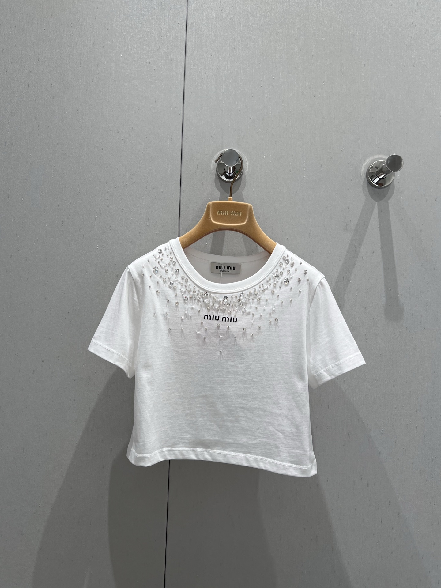 NO:412284,Support replacement Miumi* 25Ss spring and summer new style, rhinestone bead letters short round neck T-shirt | Exclusive high-end production!  Short Tee cut highlights the brand style. The fabric is soft and elastic. Short waist-exposed style. The visual effect is slimming. The whole body is delicate. The fine craftsmanship highlights the high-end design style. The neckline is distributed downward. The square mark of the letters on the chest enriches the details. The design highlights make simple basic styles. It becomes a fashionable item in seconds. It highlights the high-end style. It is fashionable and stylish. S/M/L real-life details pictures on sale in stock. Miumiu,tees, t-shirt,alexander wang.19860909支持换款 Miumi* 25Ss春夏新款 水钻钉珠字母短款圆领T恤丨独家高版出品！短款Tee裁剪 凸显品牌格调 面料柔软带有弹力 短款露腰版型 呈现显瘦视觉效果 通体细腻肌理 精细工艺彰显高端设计风格 领口向下分布错落水钻钉珠 配合胸前字母方标丰富细节 设计亮点让简单的基础款式 秒变时尚单品 彰显高级格调单穿内搭都出彩时髦 现货发售S/M/L实拍细节图,,miumiu,tees，t-shirt,alexander wang,Women's clothing