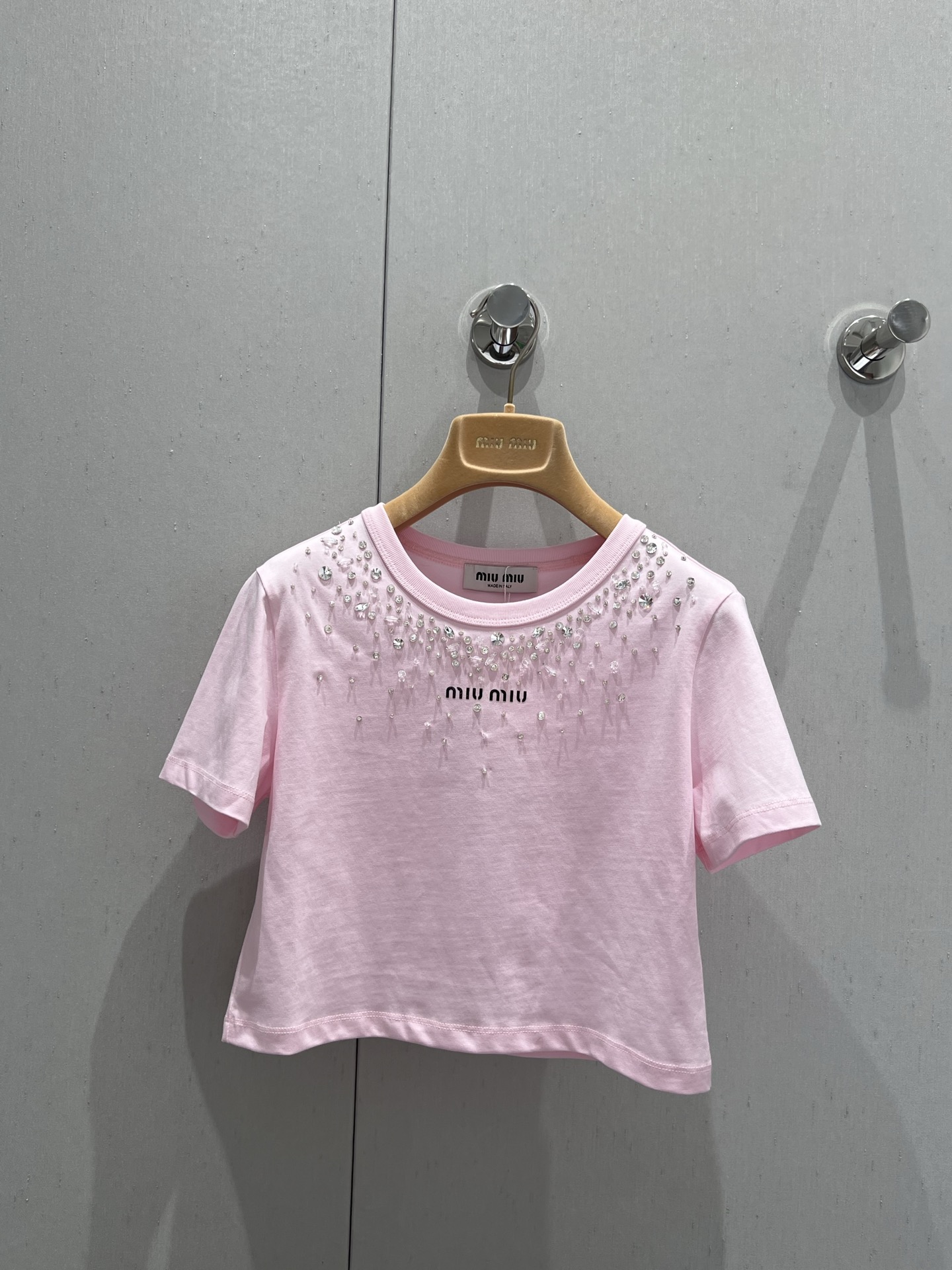 NO:412295,Support replacement Miumi* 25Ss spring and summer new style, rhinestone bead letters short round neck T-shirt | Exclusive high-end production!  Short Tee cut highlights the brand style. The fabric is soft and elastic. Short waist-exposed style. The visual effect is slimming. The whole body is delicate. The fine craftsmanship highlights the high-end design style. The neckline is distributed downward. The square mark of the letters on the chest enriches the details. The design highlights make simple basic styles. Instantly become fashionable items. The high-end style is highlighted. The inner wear is very fashionable. The details of S/M/L are on sale in stock. Miumiu,tees, t-shirt,alexander wang19860909支持换款 Miumi* 25Ss春夏新款 水钻钉珠字母短款圆领T恤丨独家高版出品！短款Tee裁剪 凸显品牌格调 面料柔软带有弹力 短款露腰版型 呈现显瘦视觉效果 通体细腻肌理 精细工艺彰显高端设计风格 领口向下分布错落水钻钉珠 配合胸前字母方标丰富细节 设计亮点让简单的基础款式 秒变时尚单品 彰显高级格调单穿内搭都出彩时髦 现货发售S/M/L实拍细节图,,miumiu,tees，t-shirt,alexander wang,Women's clothing