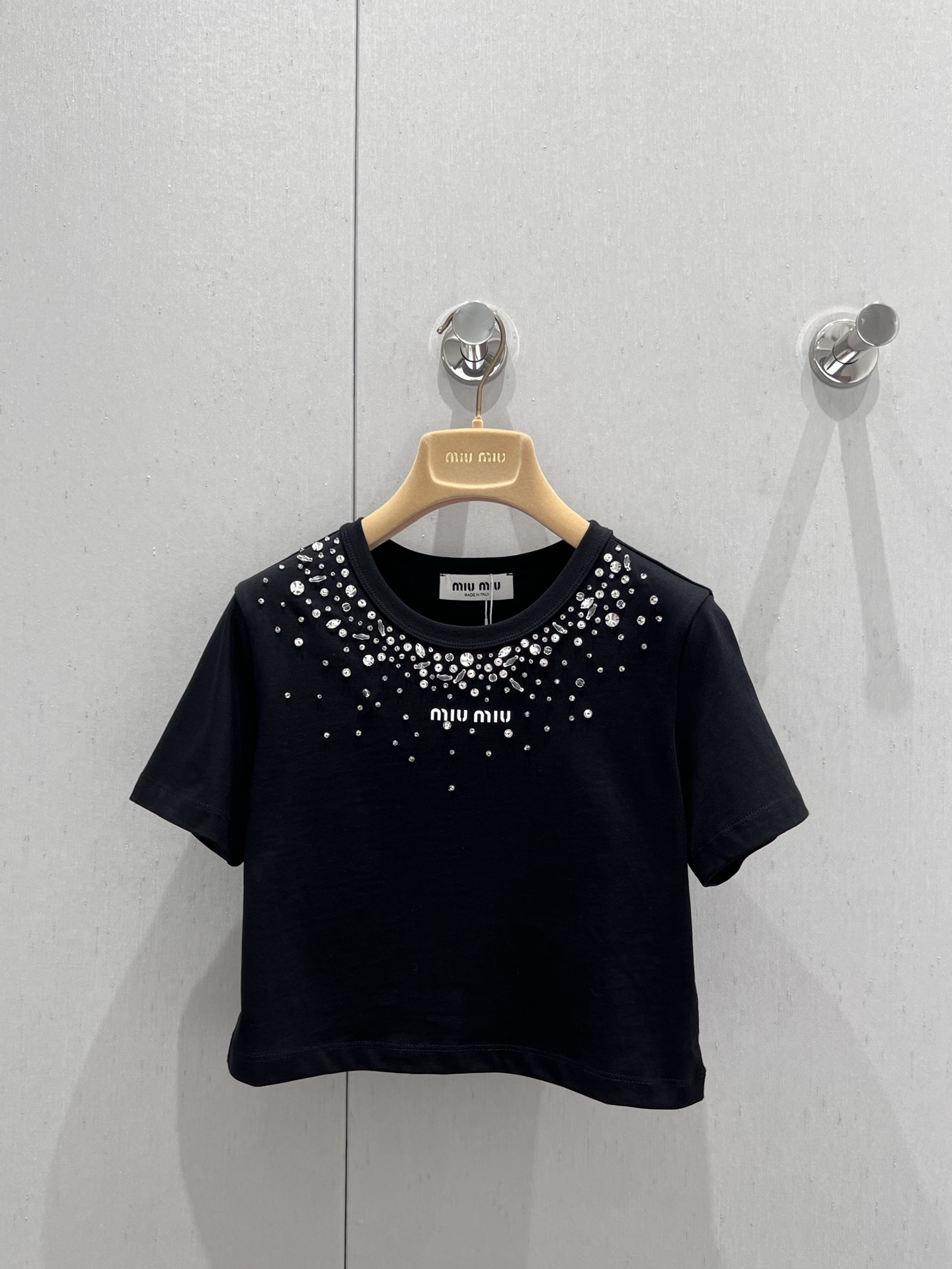 NO:412306,Support replacement Miumi* 25Ss spring and summer new style, rhinestone bead letters short round neck T-shirt | Exclusive high-end production!  Short Tee cut highlights the brand style. The fabric is soft and elastic. Short waist-exposed style. The visual effect is slimming. The whole body is delicate. The fine craftsmanship highlights the high-end design style. The neckline is distributed downward. The square mark of the letters on the chest enriches the details. The design highlights make simple basic styles. Instantly become fashionable items. The high-end style is highlighted. The inner wear is very fashionable. S/M/Long is available in stock. Details of S/M/Long, miumiu,tees, t-shirt, alexander wang.19860909支持换款 Miumi* 25Ss春夏新款 水钻钉珠字母短款圆领T恤丨独家高版出品！短款Tee裁剪 凸显品牌格调 面料柔软带有弹力 短款露腰版型 呈现显瘦视觉效果 通体细腻肌理 精细工艺彰显高端设计风格 领口向下分布错落水钻钉珠 配合胸前字母方标丰富细节 设计亮点让简单的基础款式 秒变时尚单品 彰显高级格调单穿内搭都出彩时髦 现货发售S/M/Long实拍细节图,,miumiu,tees，t-shirt,alexander wang,Women's clothing