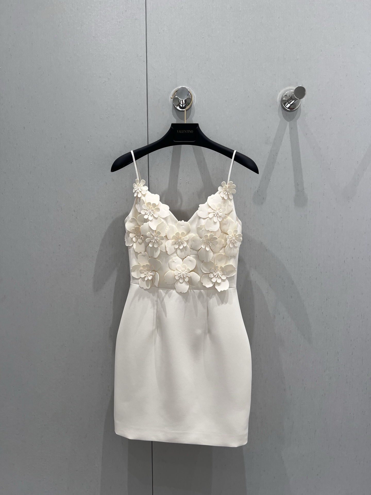 NO:417245,Support replacement Valentin* 25Ss spring and summer new style, three-dimensional flower suspender vest skirt | Exclusive high-end production!  Very exquisite workmanship, every detail is carefully ~ Whether it is going to the beach vacation or attending a friend's party, you can become the focus of everyone's attention. Paired with a pair of white shoes or sandals, you can easily create a fresh and cute summer look. S/M/L real-life details pictures are available in stock, valentino, sandals, skirts, alexander wang19860909支持换款 Valentin* 25Ss春夏新款 立体花朵吊带背心裙丨独家高版出品！非常精致的做工,每处细节都敲用心~无论是去海边度假,还是参加朋友的聚会,都能让你成为众人瞩目的焦点.搭配一双小白鞋或者凉鞋,就能轻松打造出清新可爱的夏日造型.现货发售S/M/L实拍细节图,,valentino,sandals,skirts,alexander wang,Women's clothing