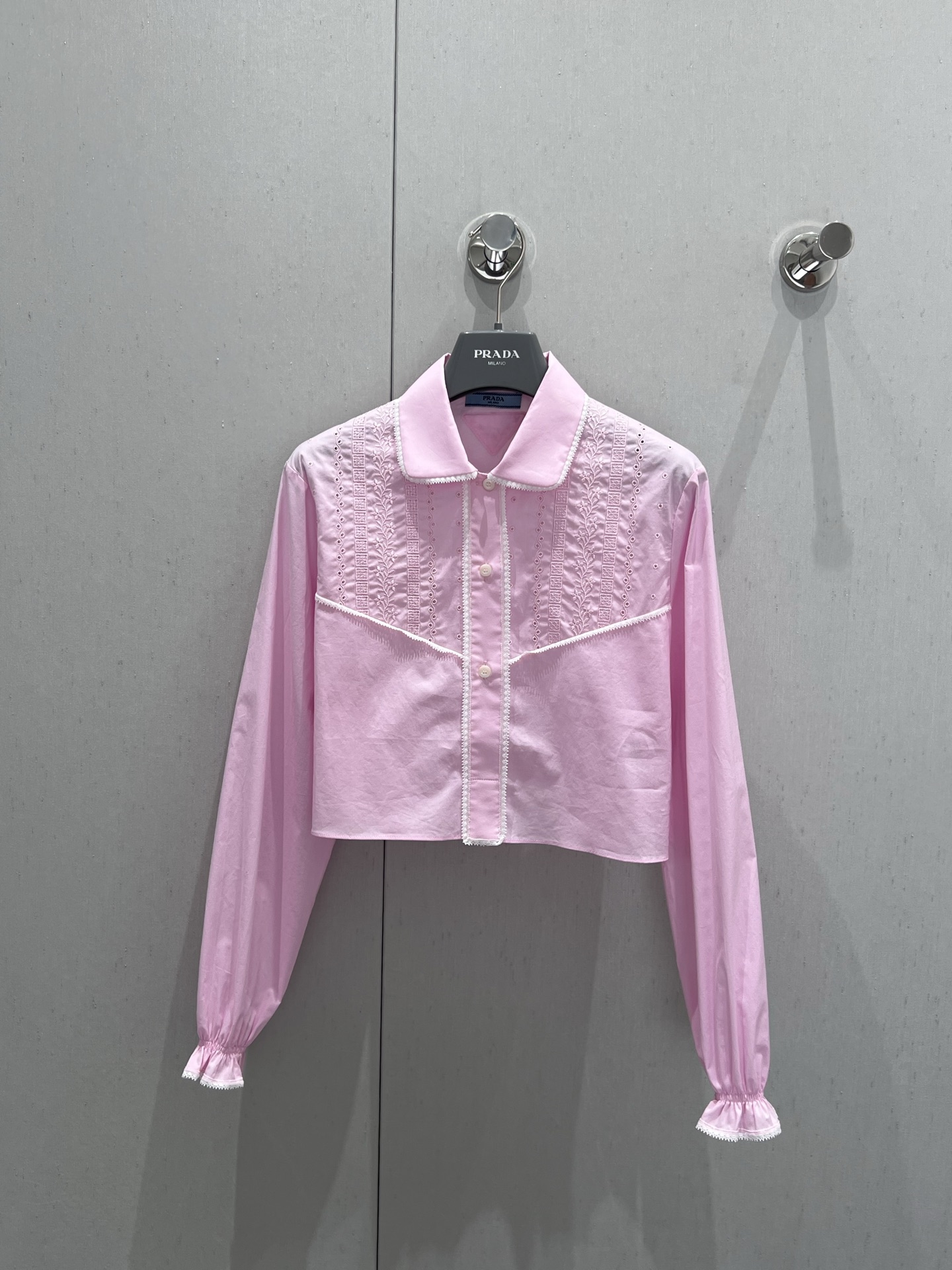 NO:332855,Support replacement Prad* 25Ss spring and summer new style pink hollow hook flower short long-sleeved shirt丨Exclusive yb development!  High-end production!  The pink short shirt is paired with a classic lapel, the puff sleeves hide the flesh and make the playful look, and the short hollow design raises the waistline. The classic brand triangle decorative shirt behind it is simple, it will not be monotonous, and it is simply a versatile item!  The upper body is full of high-end feel and is available for sale in stock. Real details of S/M/L, prada,shirts,alexander wang19860909支持换款 Prad* 25Ss春夏新款 粉色镂空钩花短款长袖衬衫丨独家yb开发！高版出品！粉色短衬衫配经典翻领,泡泡袖藏肉显俏皮,短款镂空设计拉高腰线.背后经典品牌三角标装饰衬衫即便简单也不会单调,简直百搭单品！上身满满的高级感现货发售S/M/L实拍细节图,,prada,shirts,alexander wang,Women's clothing