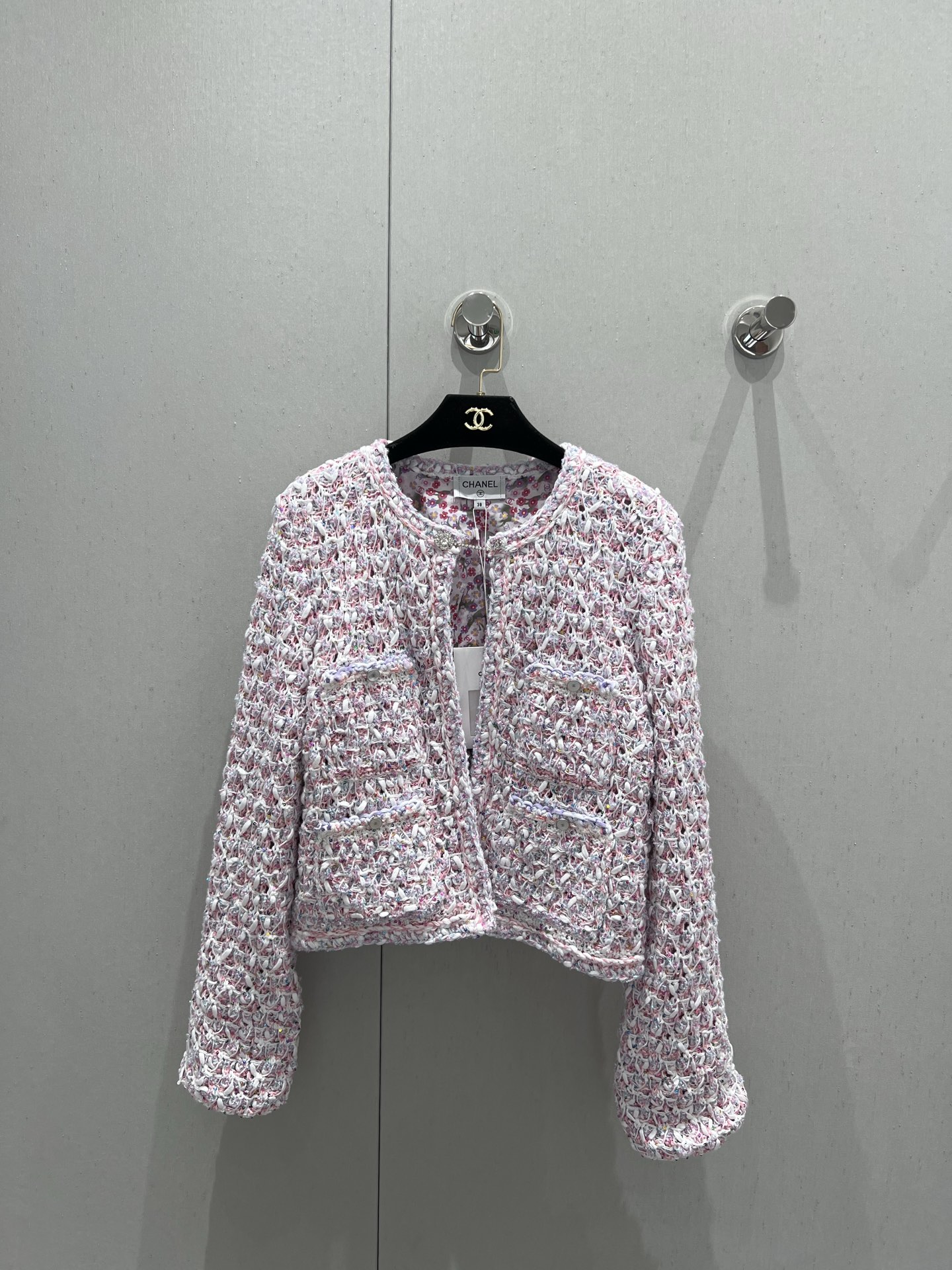 NO:332862,Support for replacement Chane* 25P spring and summer new style colored macaron cardigan | exclusive yb development!  High-end production!  Such a small cardigan is equivalent to a large coat. It can be seen how complicated this dress has been made for several months. The process has been developed for one month and the custom yarn will take one month, so it cannot be fast. It consists of a variety of special yarns, white is lace yarn, and you can also see vague color sequins on it. Visually, the excess of each color shows exquisite craftsmanship and unique design. The lining is printed with original silk cotton fabric, not silk, the silk will be transparent, and the silk cotton is more durable and comfortable. S/M/L real shot details are available in stock, chanel, jackets & coats, real silk, alexander wang19860909支持换款 Chane* 25P春夏新款 彩色马卡龙开衫丨独家yb开发！高版出品！这么一件小开衫价格相当于一件大外套了,可见这件衣服多么复杂做了几个月了,研发出来工艺一个月,定制纱线也要一个月,所以快不了,由多种特种纱,白色是鞋带纱,上面还可以看到隐约的彩色亮片,视觉上每一种颜色的过度都展现出了精湛的工艺和独特的设计. 内衬是原版丝棉面料印花,不是真丝噢,真丝做出来会透, 丝棉更耐穿.同样透气舒适.现货发售S/M/L实拍细节图,,chanel,jackets & coats,real silk,alexander wang,Women's clothing