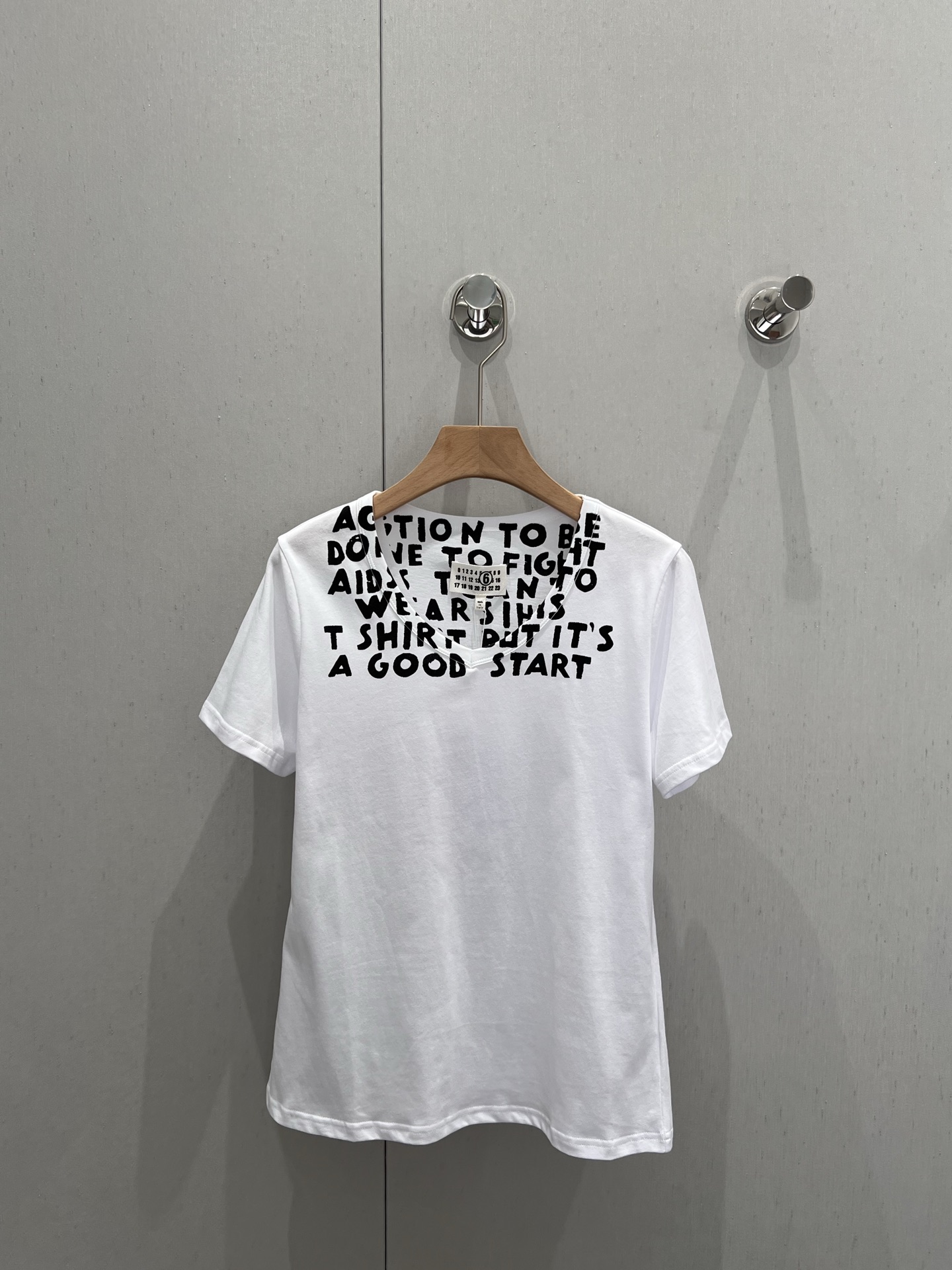 NO:332402,Maison Margi*la 25Ss Spring and Summer New MM6 Digital Printed Pattern V-neck Short-sleeved T-shirt | Exclusive high-end production!  Classic logo pattern logo, fashionable, simple and trendy short-sleeved, a top that can be worn alone, a daily casual and simple commuting top!  The quality of workmanship depends on the details!  S/M/L, Masion Margiela, T-shirt,tees, t-shirt,alexander wang19860909批 MaisonMargi*la 25Ss春夏新款 MM6数字印花图案V领短袖T恤丨独家高版出品！经典标识图案logo时尚简约潮流短袖,内搭单穿都可的一款上衣,日常休闲简约通勤上衣！做工品质看细节！现货发售S/M/L,,masion margiela,T-shirt,tees，t-shirt,alexander wang,Women's clothing