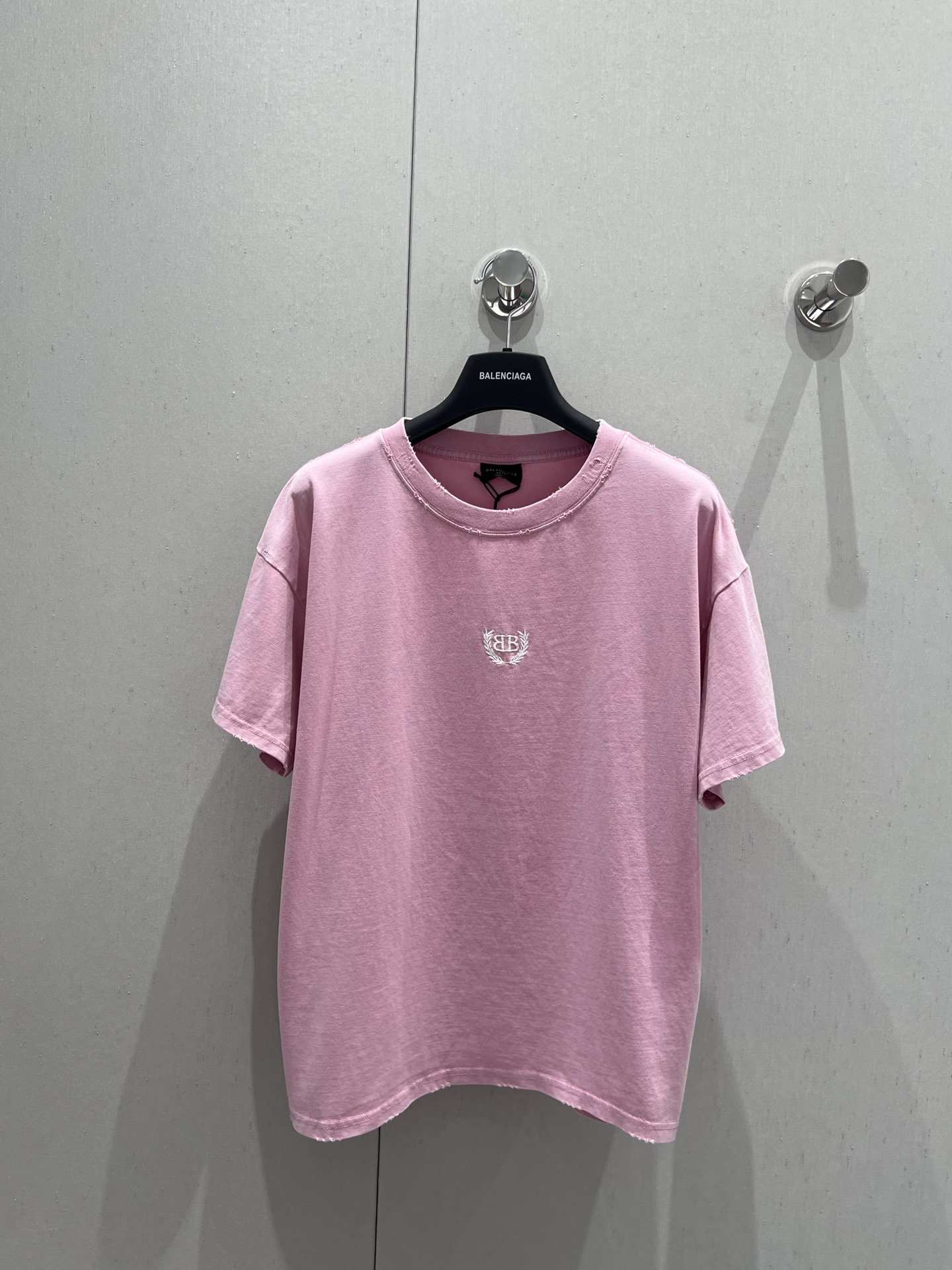 NO:423428,Support replacement Balenciag* 25Ss spring and summer new style, letter embroidered pink round neck short-sleeved T-shirt | Exclusive yb development!  High-end production!  Unique personality, trendy and cool, clean and refreshing, full of youthful vitality, it’s really hard not to love it!  Full of playfulness!  The classic small round neck design is simple and easy to wear. It is full of eye-catching pure cotton material when walking on the street. It is simply too easy to wear!  Both appearance and comfort!  You will definitely be awesome when you get it. It is really eye-catching. Real details of S/M/L on sale in stock, balenciaga, T-shirt, tees, t-shirt, alexander wang19860909支持换款 Balenciag* 25Ss春夏新款 字母刺绣粉色圆领短袖T恤丨独家yb开发！高版出品！个性独特又潮又酷 干净又清爽 满满的青春活力 真的狠难不爱啊！俏皮感十足！经典小圆领设计简洁好穿 走在街上吸睛度满分纯棉材质 简直不要太好穿！颜值与舒适兼具！你们拿到手一定会绝绝子 真的让人眼前一亮 现货发售S/M/L实拍细节图,,balenciaga,T-shirt,tees，t-shirt,alexander wang,Women's clothing