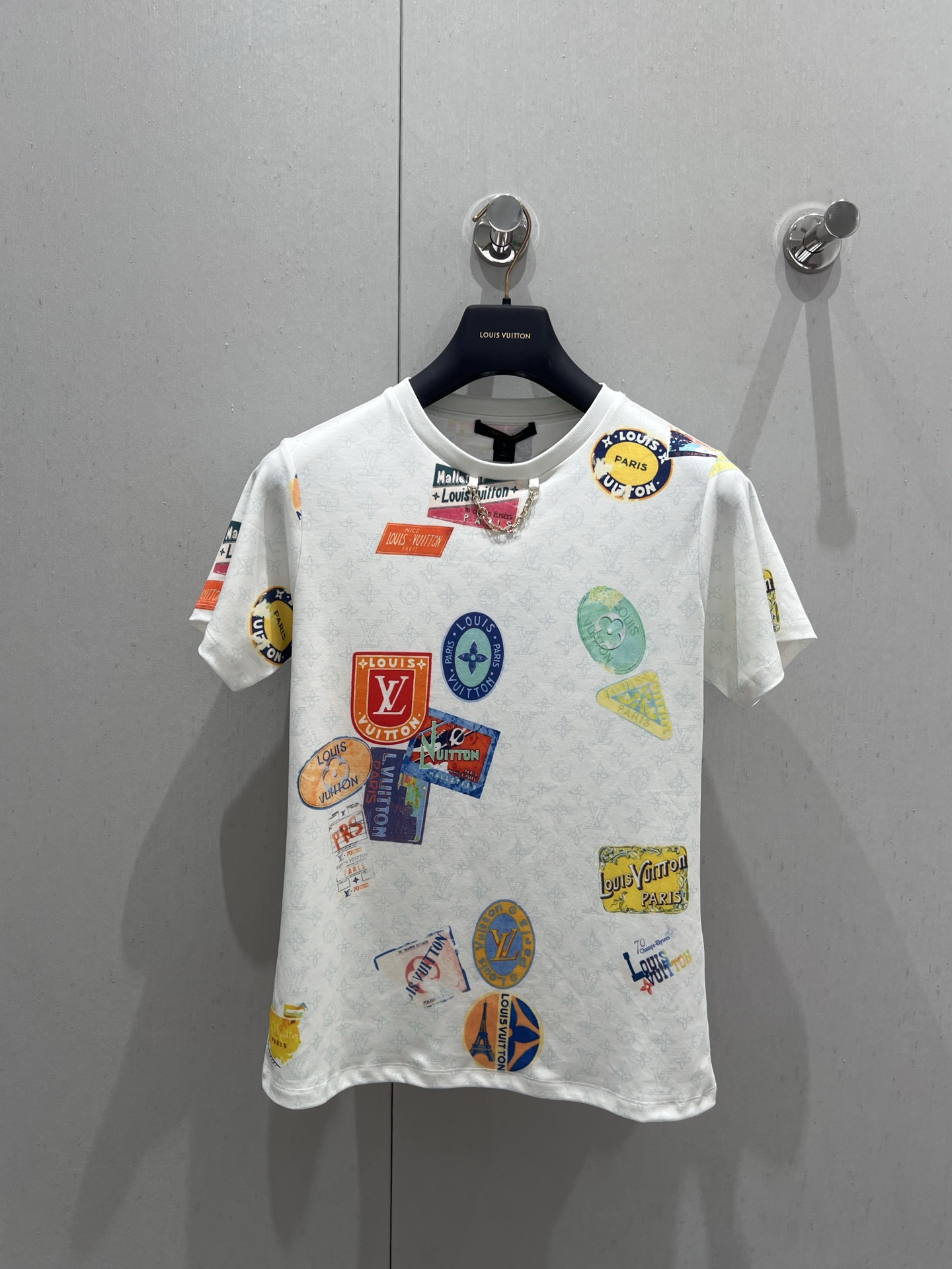 NO:332410,Louis Vuitto* 25Ss Spring and Summer New Style Classic MONOGRAM Dark Texture Logo Positioning Poster Badge Print Short Sleeve T-Shirt丨Exclusive High Edition Production!  Customized metal chain decoration is fashionable and high-end, and the classic style is extremely age-reducing!  A must-have item for white and rich beauty!  The material is soft and comfortable cotton knitted. The three-dimensional design of the positioning flower is versatile and not picky. It is highly recommended to keep it!  Workmanship quality depends on the details. S/M/L is available in stock, louis vuitton, T-shirt,tees, t-shirt,alexander wang19860909批 Louis Vuitto* 25Ss春夏新款 经典MONOGRAM暗纹logo定位海报徽章印花短袖T恤丨独家高版出品！定制金属链条装饰时髦又高级,经典版型上身减龄绝绝子！白富美必备单品！取材柔软舒适的棉质针织.定位花立体裁版型百搭不挑人.强烈推荐自留款！做工品质看细节.现货发售S/M/L,,louis vuitton,T-shirt,tees，t-shirt,alexander wang,Women's clothing