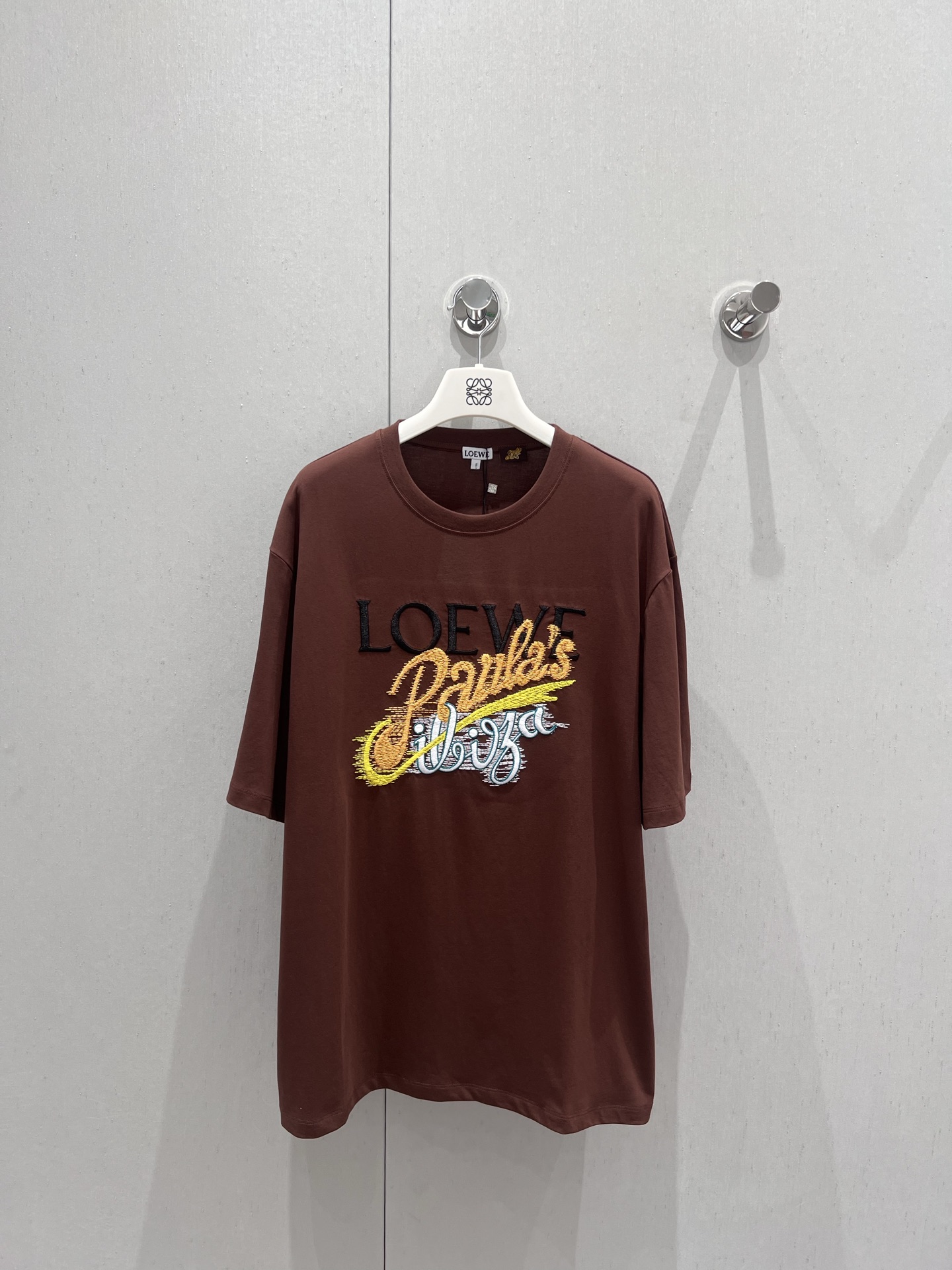 NO:332889,Support replacement Loew* 25Ss summer limited new style Paula's island embroidered round neck short-sleeved T-shirt | Exclusive yb development!  High-end production!  Oversized silhouette T-shirt cut to highlight the brand style. Made of gram-weight pure cotton, slightly elastic, and slim visual effect. The three-dimensional embroidered velvet on the chest outlines the logo and slogan slogan style. Slack and fashionable. The style will go up to a step in the moment. Craft washing treatment presents a retro color. Create a high street personality style. Fashionable and versatile. Single wear and inner wear. S/M/L real-life details pictures, loewe, versace, T-shirt, tees, t-shirt, alexander wang19860909支持换款 Loew* 25Ss夏日限定新款 Paula‘s海岛刺绣圆领短袖T恤丨独家yb开发！高版出品！Oversized廓形T恤裁剪 凸显品牌格调 采用克重纯棉制成 略带有弹力 呈现显瘦视觉效果 胸前立体刺绣绒感勾勒出徽标和slogan标语造型 松弛时髦 瞬间格调走上一个台阶 工艺水洗处理 呈现复古色感 打造高街个性风格 时髦百搭 单穿内搭都 现货发售S/M/L实拍细节图,,loewe,versace,T-shirt,tees，t-shirt,alexander wang,Women's clothing