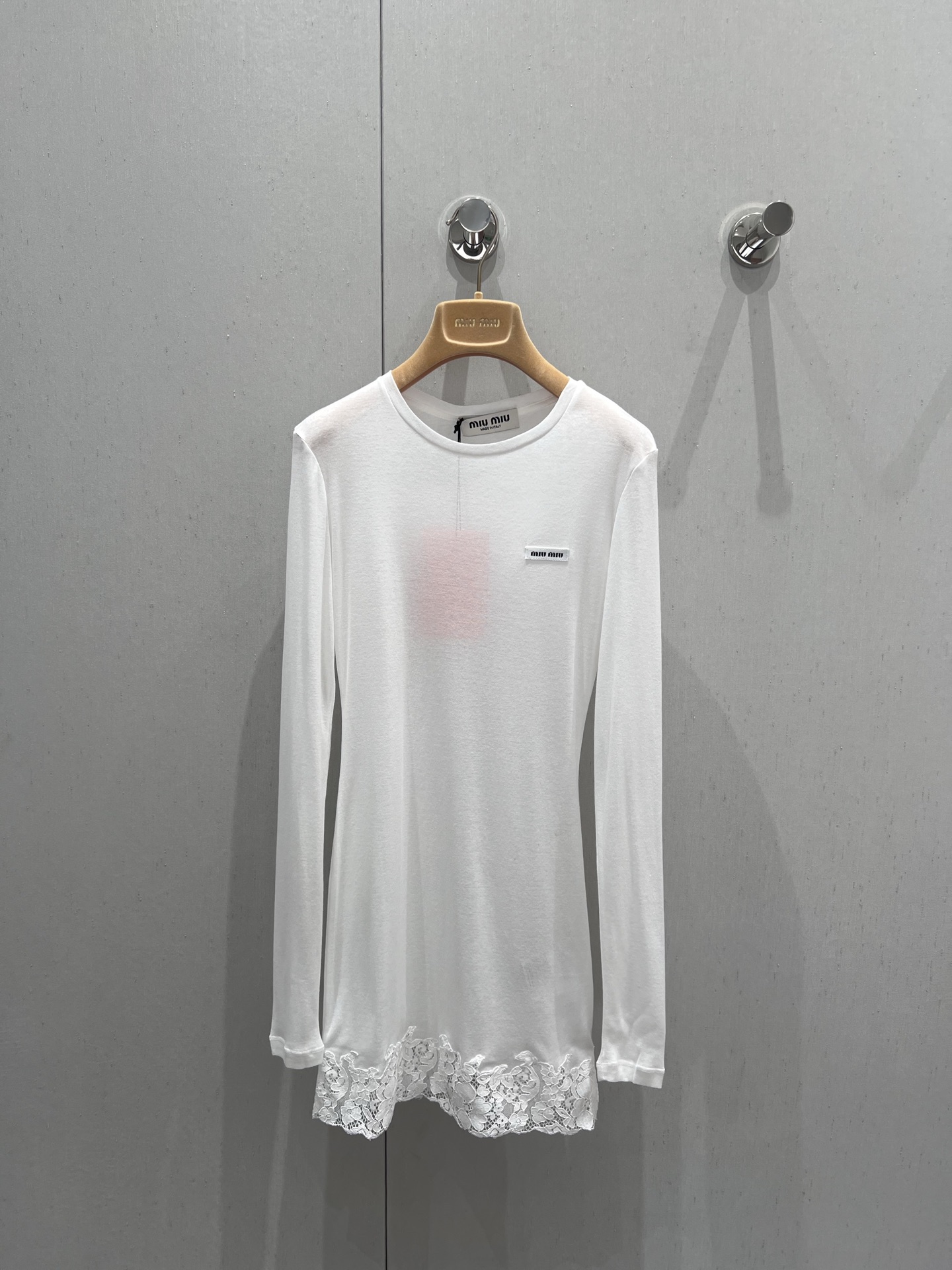 NO:332845,Miumi* 25Ss spring and summer new model, micro-label lace spliced ​​long sleeve mid-length T-shirt | Exclusive yb development!  High-end production!  Custom fabric, soft, delicate, huge and comfortable, classic brand logo patch embellishment, inner layer or single wear, S/M/L real-life details pictures, miumiu, tees, t-shirt, alexander wang19860909Miumi* 25Ss春夏新款 微标蕾丝拼接长袖中长款T恤丨独家yb开发！高版出品！定制面料,柔软细腻巨巨巨舒服,经典品牌logo贴布点缀,内搭叠穿或单穿都可以,现货发售S/M/Ｌ实拍细节图,,miumiu,tees，t-shirt,alexander wang,Women's clothing
