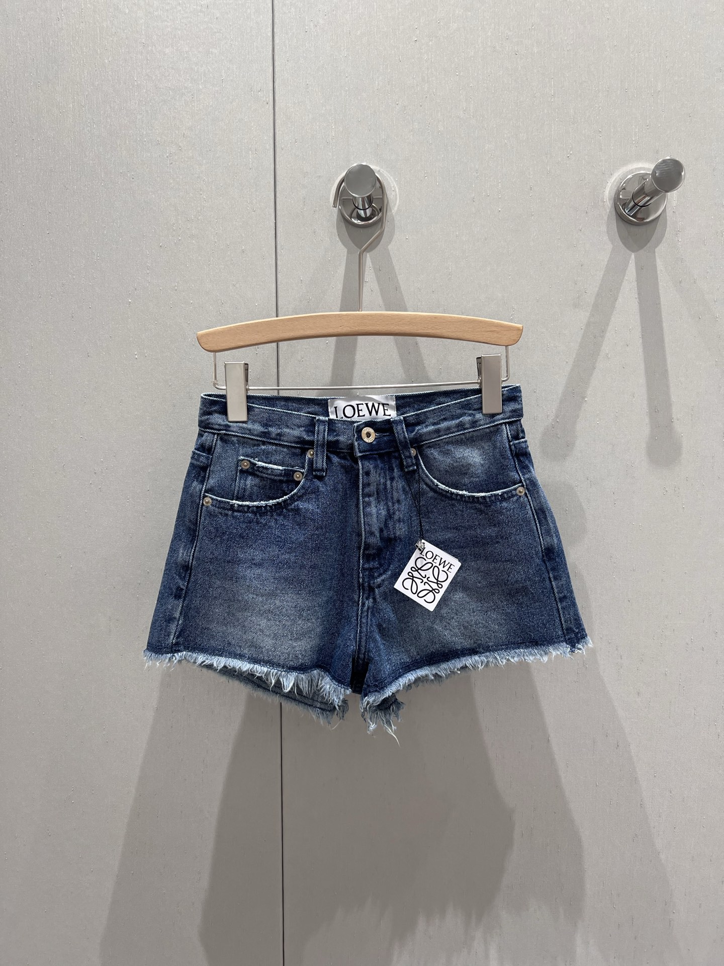 NO:334175,Support replacement Loew* 25Ss spring and summer new style retro breasted washing denim shorts丨Exclusive high-end production!  Heavy industry three-dimensional toothbrush embroidered logo pocket, imported denim has a strong skin-skinned active water washing process and excellent upper body effect!  The classic high-waisted style is not picky and versatile and fashionable!  Mom gave birth to long legs!  Highly recommended single products with temperament. S/M/L real photos of S/M/L, loewe, shorts, alexander wang19860909支持换款 Loew* 25Ss春夏新款 复古毛边洗水牛仔短裤丨独家高版出品！重工立体牙刷绣logo口袋,进口牛仔筋骨感十足活性洗水工艺上身效果超赞！经典高腰版型不挑人百搭又时髦！妈生大长腿！强烈推荐气质单品 现货发售S/M/L实拍细节图,,loewe,shorts,alexander wang,Women's clothing