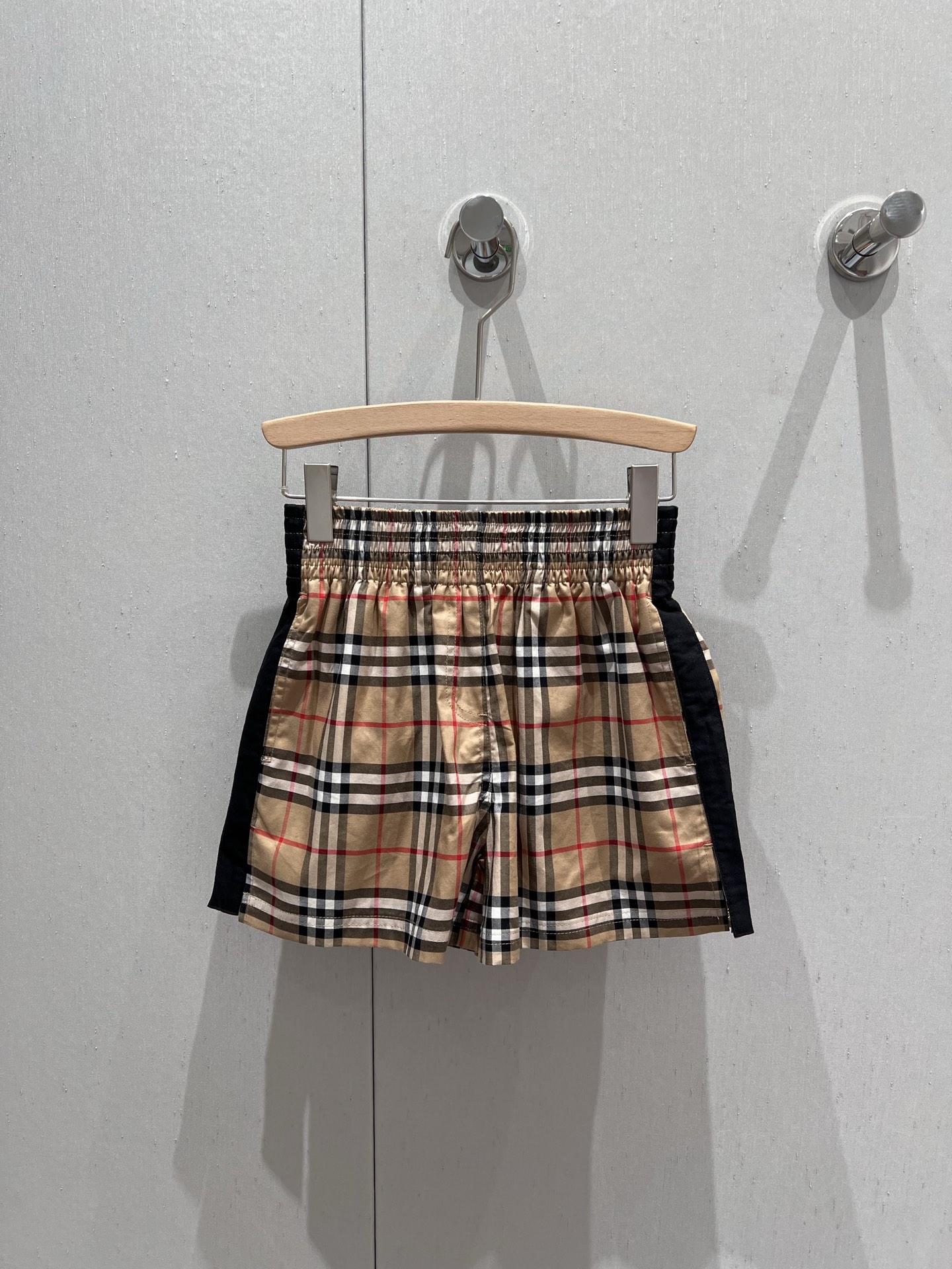 NO:412365,Support replacement Burbe*ry 25Ss spring and summer new style, classic British plaid versatile casual shorts | Exclusive high-end production!  The elastic waist design is easy to adjust the waist circumference, and the signature fabric is equipped with excellent upper body comfort. This model abandons the usual drawstring design and adopts elastic band design. It not only makes the upper body more comfortable, but also has a more attractive and fashionable feeling, giving people a more advanced feeling!  !  S/M/L real photos, burberry, shorts, alexander wang19860909支持换款 Burbe*ry 25Ss春夏新款 经典英伦格纹百搭休闲短裤丨独家高版出品！松紧腰设计、轻松调整腰围,配置招牌性的面料打造,上身舒适度更是出色,并且此款摒弃了一贯的抽绳设计,采用松紧带设计,不仅上身更加舒适,并且更加具有看点跟时尚感,给人更加高级的感觉！！现货发售S/M/L实拍细节图,,burberry,shorts,alexander wang,Women's clothing