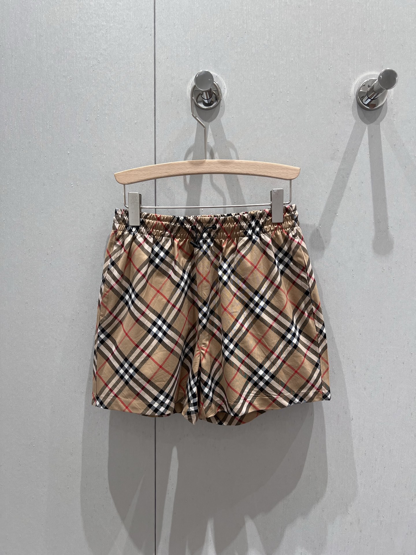 NO:335466,Support replacement Burb*rry 25Ss spring and summer new product Vintage plaid casual shorts | Exclusive high-end production!  BUR plaid shorts are a must-have every year. The style of this style is also slim and three-dimensional cut style, and is made of signature fabrics. The comfort of the upper body is even better. It is not only more comfortable on the upper body, but also more attractive and fashionable, giving people a more advanced feeling!  !  No need for too much words, this checkered design is BUR's absolute evergreen style. No matter how many years it takes, this style will still be at the forefront of fashion and will never fall into the time!  !  S/M/L real photos, burberry, shorts, alexander wang19860909支持换款 Burb*rry 25Ss春夏新品 Vintage格纹休闲短裤丨独家高版出品！每一年都是必备的BUR格纹系列短裤,此款的版型也是修身立体裁剪风格,配置招牌性的面料打造,上身舒适度更是出色,不仅上身更加舒适,并且更加具有看点跟时尚感,给人更加高级的感觉！！无需过多言语,这种格纹设计是BUR绝对的常青树款式,无论再过多少年,此款依旧会走在时尚的最前沿,永不落时！！现货发售S/M/L实拍细节图,,burberry,shorts,alexander wang,Women's clothing