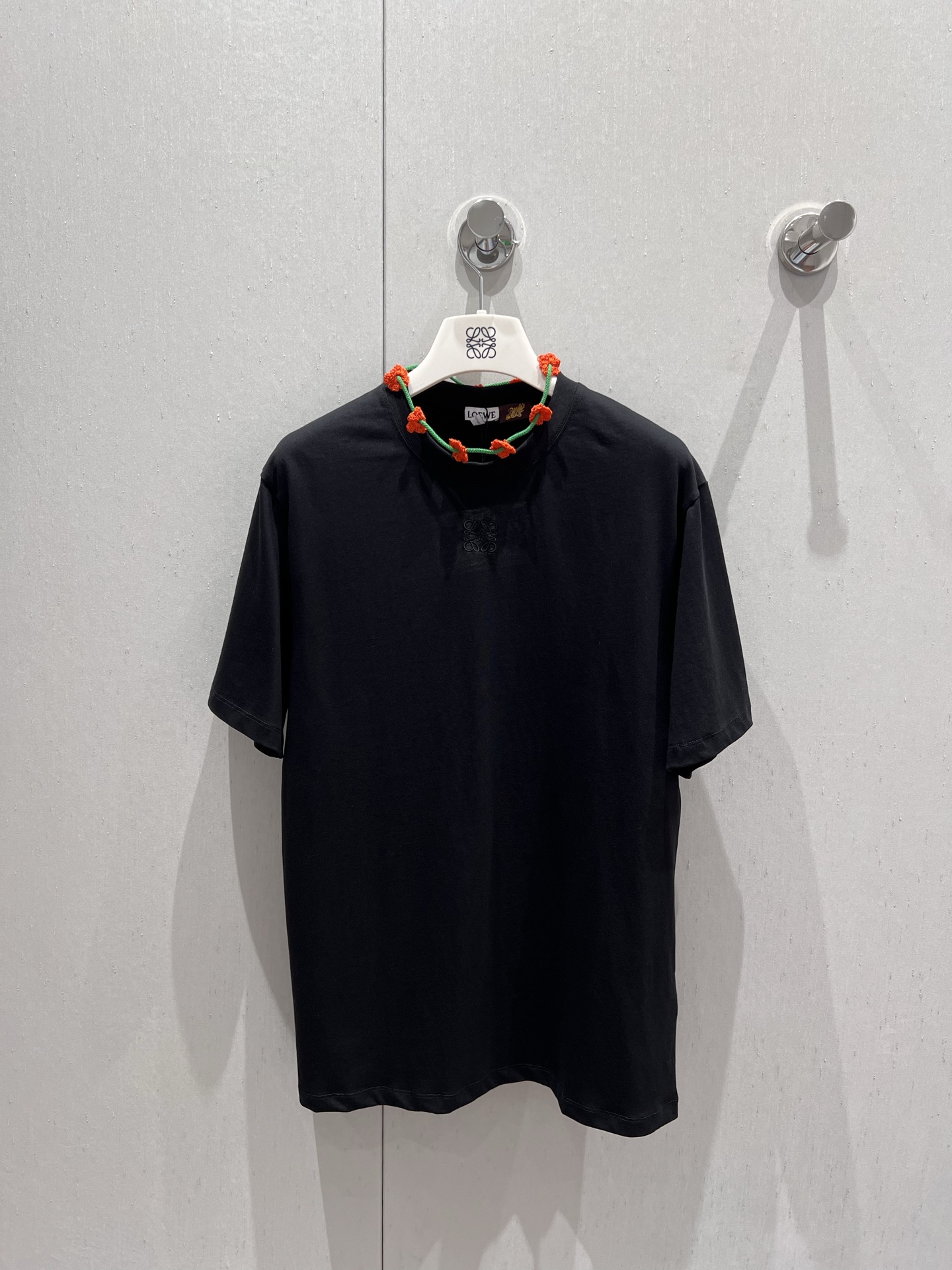 NO:332842,Loew* 25Ss spring and summer new style, cute T-shirt with flower halter with micro-label embroidery | Exclusive yb development!  High-end production!  Give you a little red flower?  A circle of small red flowers on the neckline is really eye-catching, making the black no longer dull, the style is slim and slim, the material is comfortable and skin-friendly, the perfect workmanship quality depends on the details, S/M/L real-life details pictures are available in stock, loewe, tees, t-shirt, alexander wang19860909Loew* 25Ss春夏新款 微标刺绣自带花花挂脖的可爱T恤丨独家yb开发！高版出品！送你一朵小红花？领口一圈小红花真的很吸睛 让黑色不再沉闷 版型修身显瘦 材质舒适又亲肤 完美做工品质看细节,现货发售S/M/L实拍细节图,,loewe,tees，t-shirt,alexander wang,Women's clothing