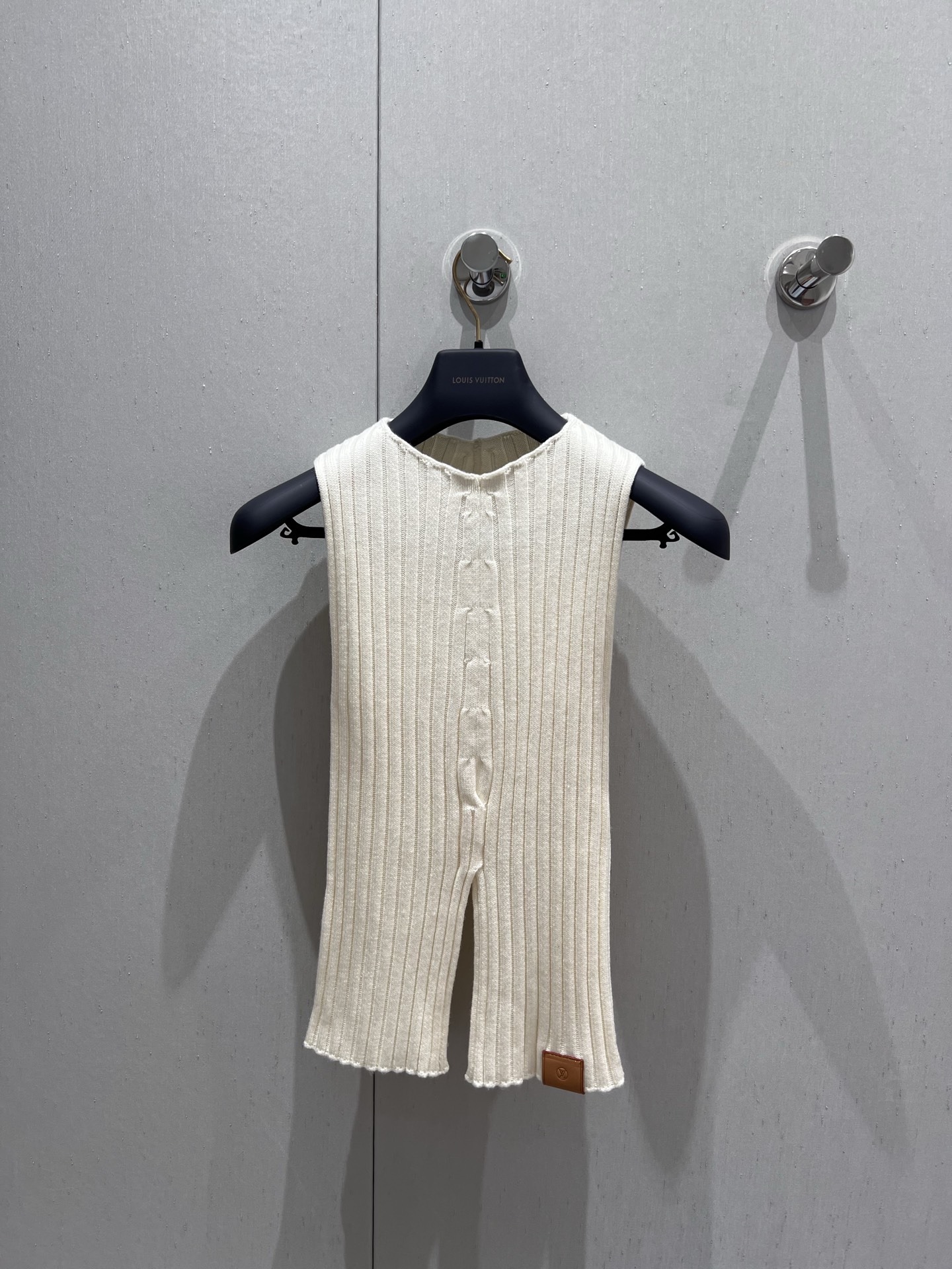 NO:332839,Support replacement Louis Vuitto* 25Ss spring and summer new style Flight Mode series slit slim knitted vest top | Exclusive yb development!  High-end production!  YB custom cotton and wool yarn is delicate and comfortable!  Genuine leather logo embellishment is high-end and versatile. The temperament is small round neck contrasting color design is minimalist and fashionable and elegant!  The classic style of thick needle pit strips is not picky about people, making them look slim and versatile!  Highly recommend a must-have item!  Perfect workmanship quality depends on details, S/M/L real photos of S/M/L on sale in stock, louis vuitton, alexander wang19860909支持换款 Louis Vuitto* 25Ss春夏新款 Flight Mode 系列开衩修身针织小背心上衣丨独家yb开发！高版出品！YB定制棉加羊毛纱线细腻舒适！真皮皮标缀饰高级百搭.气质小圆领撞色设计极简风 时髦优雅！粗针坑条工艺经典版型不挑人上身显瘦又百搭！强烈推荐必入单品！完美做工品质看细节,现货发售S/M/L实拍细节图,,louis vuitton,alexander wang,Women's clothing