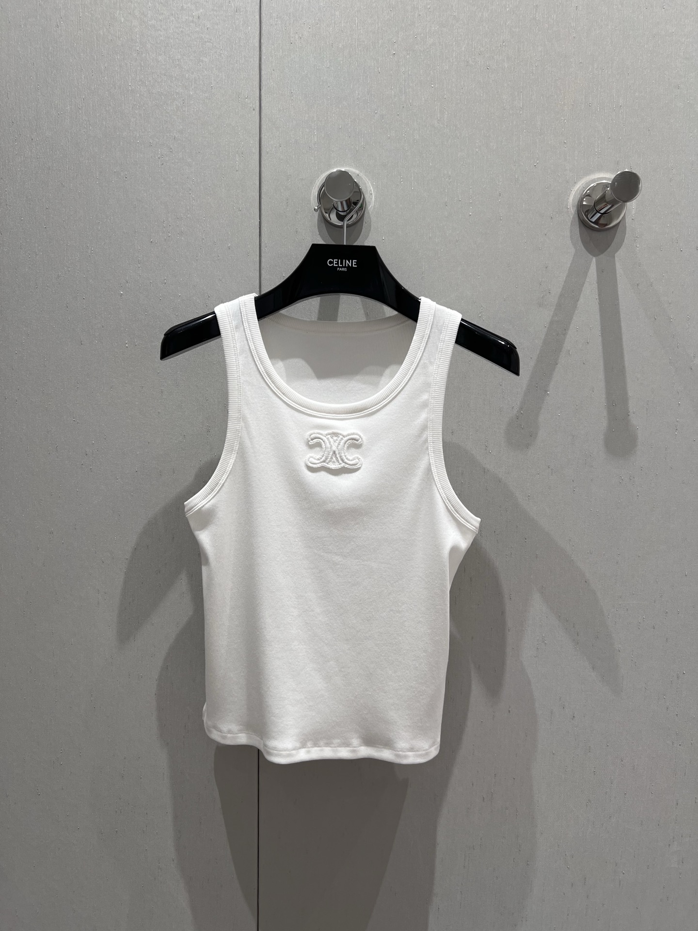 NO:417323,Support replacement Celin* 25Ss early spring new Arc de Triomphe embroidered versatile vest | Exclusive yb development!  High-end production!  Contract the treasures and versatile items for the whole summer!  YB custom vertical strip fabric, the collar and sleeves all use seamless splicing and integrated molding process, and the workmanship quality depends on the details!  The three-dimensional drum and foot closure process is different from the market version!  The waist-hugging style design, three-dimensional cutting, and the upper body effect is amazing!  Custom thread edge collection is smooth and smooth, and the quality depends on the details!  S/M/L real photos, celine, alexander wang19860909支持换款 Celin* 25Ss早春新款 凯旋门刺绣百搭背心丨独家yb开发！高版出品！承包一整个夏天的宝藏百搭单品！YB定制竖条面料,领边袖边皆采用无缝拼接一体成型工艺,做工品质看细节！下脚边立体鼓边收脚工艺,区别市场版本！收腰版型设计,立体裁剪,上身效果绝绝子！定制螺纹收边平整流畅,品质看细节！现货发售S/M/L实拍细节图,,celine,alexander wang,Women's clothing