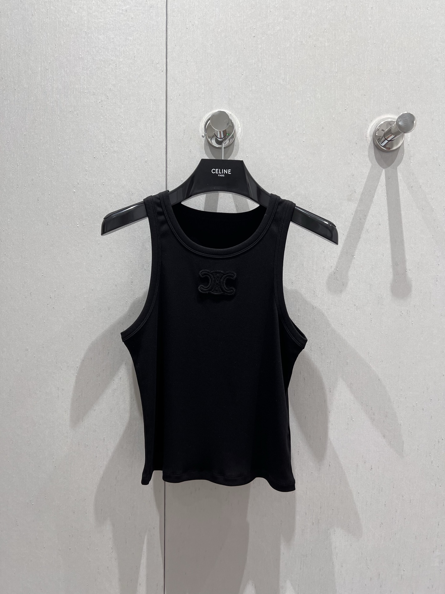 NO:417334,Support replacement Celin* 25Ss early spring new Arc de Triomphe embroidered versatile vest | Exclusive yb development!  High-end production!  Contract the treasures and versatile items for the whole summer!  YB custom vertical strip fabric, the collar and sleeves all use seamless splicing and integrated molding process, and the workmanship quality depends on the details!  The three-dimensional drum and foot closure process is different from the market version!  The waist-hugging style design, three-dimensional cutting, and the upper body effect is amazing!  Custom thread edge collection is smooth and smooth, and the quality depends on the details!  S/M/L real photos, celine, alexander wang19860909支持换款 Celin* 25Ss早春新款 凯旋门刺绣百搭背心丨独家yb开发！高版出品！承包一整个夏天的宝藏百搭单品！YB定制竖条面料,领边袖边皆采用无缝拼接一体成型工艺,做工品质看细节！下脚边立体鼓边收脚工艺,区别市场版本！收腰版型设计,立体裁剪,上身效果绝绝子！定制螺纹收边平整流畅,品质看细节！现货发售S/M/L实拍细节图,,celine,alexander wang,Women's clothing