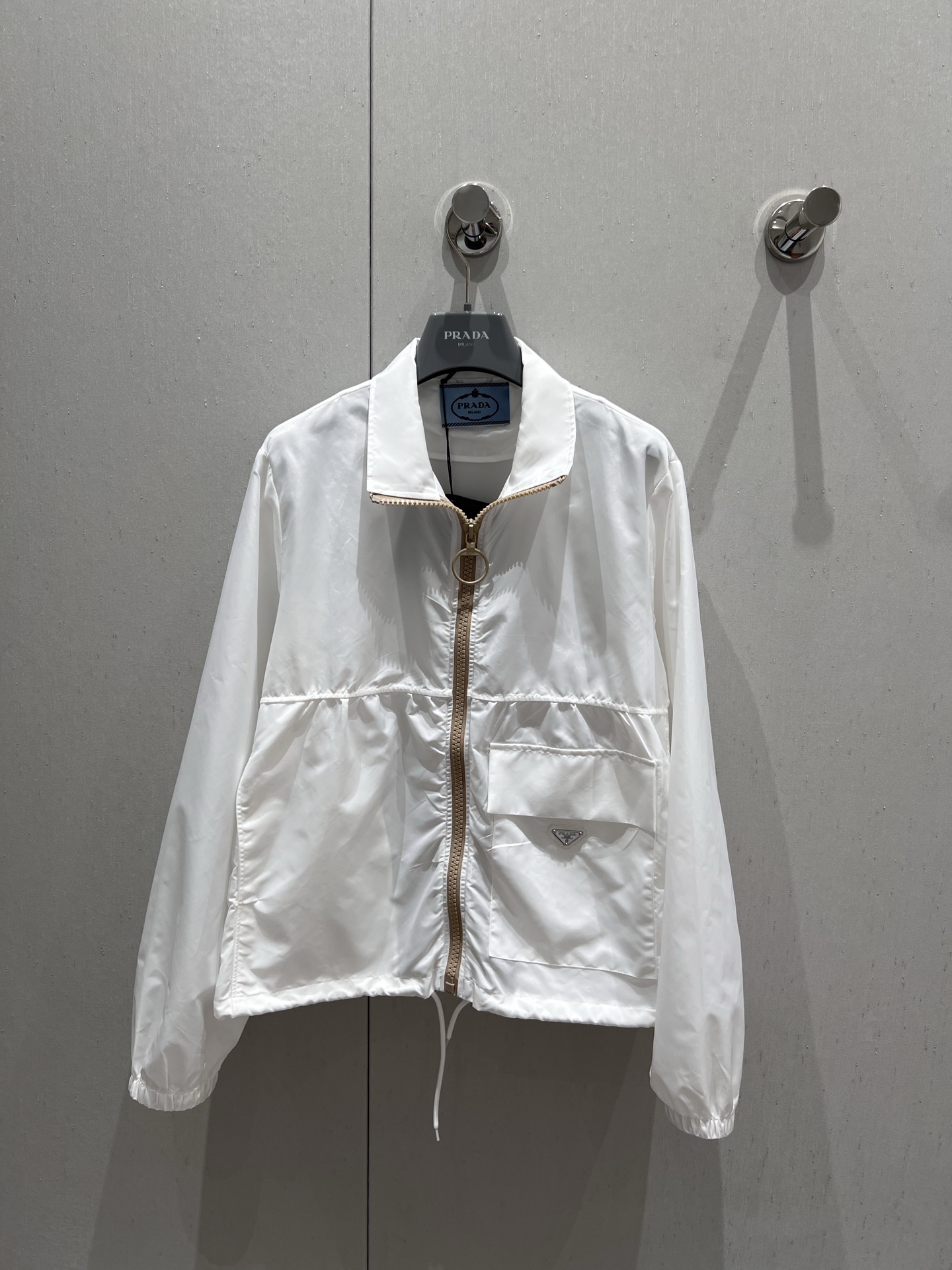 NO:333649,Support replacement Prad* 25Ss spring and summer new capsule series recycled nylon zipper jacket sunscreen jacket | Exclusive yb development!  High-end production!  Classic short loose-fitting hem drawstring is adjustable design. It can be sweet and salty to reduce age and is fashionable and handsome!  Imported recycled nylon memory silk fabric has a silky texture, delicate and comfortable texture, and the classic style is not picky for people, making the upper body look slim!  A must-have for white, rich and beautiful women!  S/M/L real photos, prada, jackets & coats, jackets & coats, alexander wang19860909支持换款 Prad* 25Ss春夏新款 胶囊系列再生尼龙拉链夹克防晒外套丨独家yb开发！高版出品！经典短款宽松版型下摆抽绳可调节设计.可甜可盐减龄时髦又帅气！进口再生尼龙记忆丝面料质感丝滑细腻挺阔舒适,经典不挑人版型上身巨显瘦！白富美必备！现货发售S/M/L实拍细节图,,prada,jackets & coats,jackets & coats,alexander wang,Women's clothing