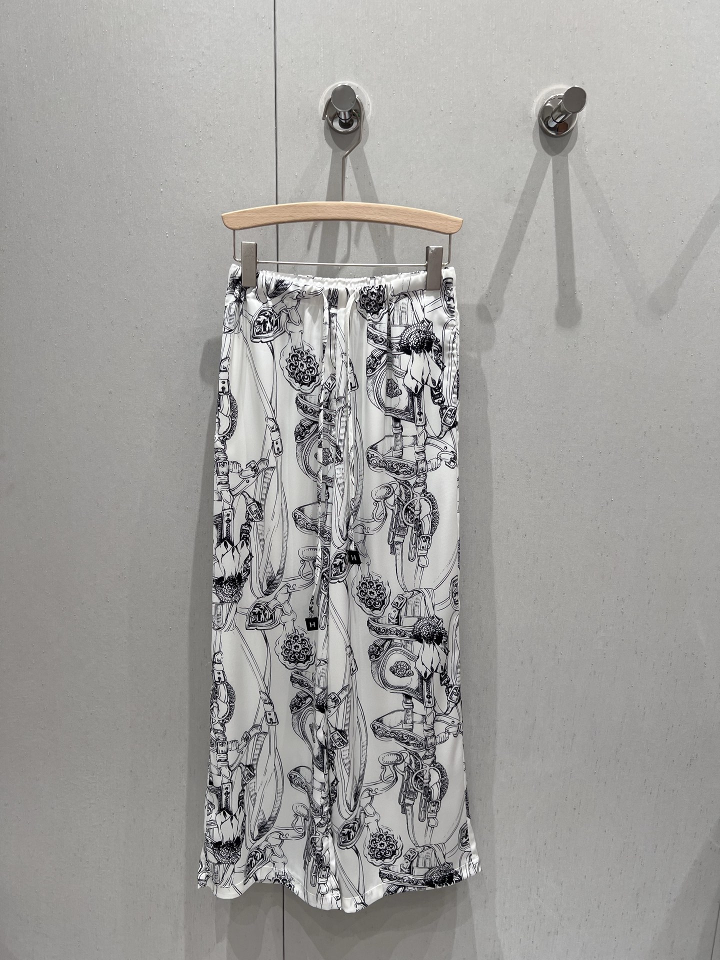 NO:411005,Supports replacement Herme* 25Ss spring and summer new style printed drawstring casual trousers丨Exclusive high-end production!  Contrast color drawstring wide webbing shows the sense of high-end. Visual feast. Customized embroidery. A versatile item that must be bought in all seasons. A goddess must be entered in a magical tool!  The temperament of a young girl with a younger age is elegant and sweet!  The style is versatile and not picky about others. It is beautiful!  Details of workmanship quality, real-life details of S/M/L on sale, hermes, alexander wang19860909支持换款 Herme* 25Ss春夏新款 印花抽绳休闲长裤丨独家高版出品！撞色抽绳宽织带尽显高级感 视觉盛宴 定制刺绣 四季必入的百搭单品 女神必入神器！减龄少女风气质优雅不失甜美！版型百搭不挑人上身美的不要不要的！做工品质看细节 现货发售S/M/L实拍细节图,,hermes,alexander wang,Women's clothing