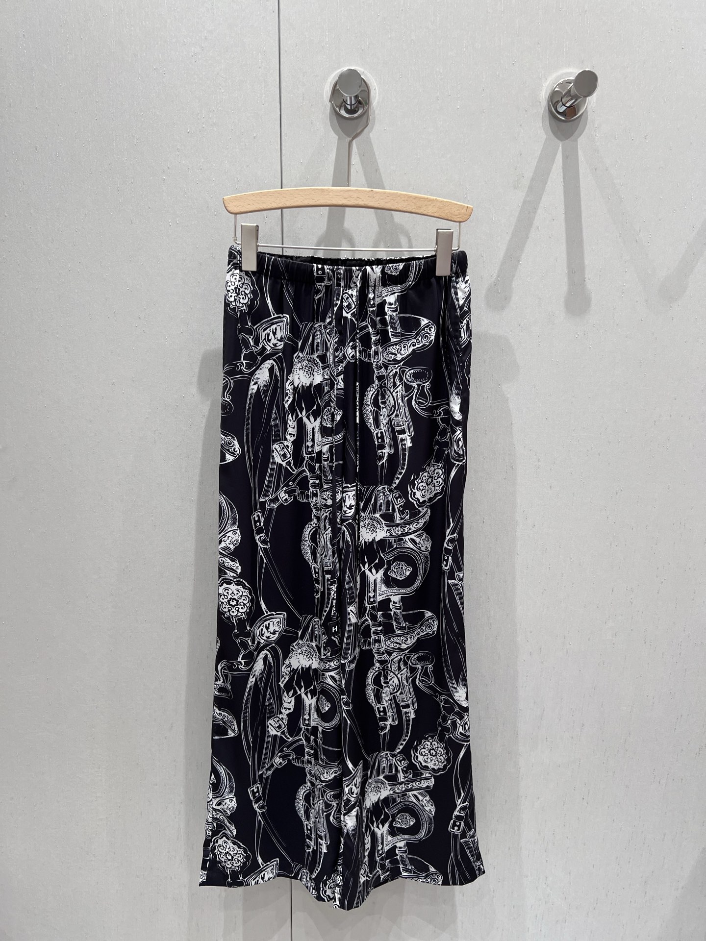 NO:411019,Supports replacement Herme* 25Ss spring and summer new style printed drawstring casual trousers丨Exclusive high-end production!  Contrast color drawstring wide webbing shows the sense of high-end. Visual feast. Customized embroidery. A versatile item that must be bought in all seasons. A goddess must be entered in a magical tool!  The temperament of a young girl with a younger age is elegant and sweet!  The style is versatile and not picky about others. It is beautiful!  Details of workmanship quality, real-life details of S/M/L on sale, hermes, alexander wang19860909支持换款 Herme* 25Ss春夏新款 印花抽绳休闲长裤丨独家高版出品！撞色抽绳宽织带尽显高级感 视觉盛宴 定制刺绣 四季必入的百搭单品 女神必入神器！减龄少女风气质优雅不失甜美！版型百搭不挑人上身美的不要不要的！做工品质看细节 现货发售S/M/L实拍细节图,,hermes,alexander wang,Women's clothing