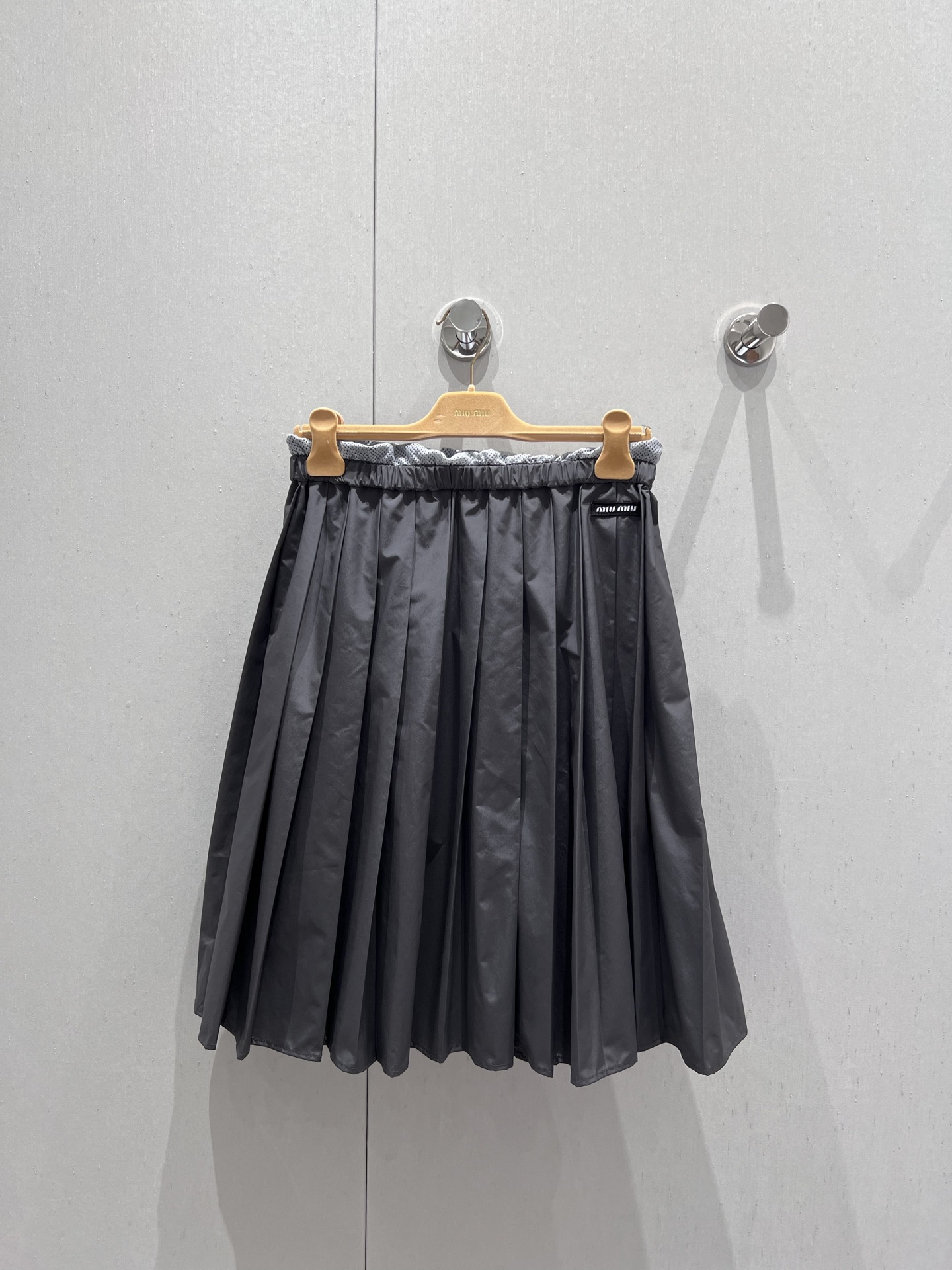 NO:333653,Support replacement Miumi* 25Ss spring and summer new style, gray nylon series pleated skirt丨Exclusive yb development!  High-end production!  The elastic medium and high waist pleated skirt body, the splicing style folded lace waist is too Miu. A skirt is made of super large materials, with exquisite pleats and pleats, and the drooping feel is very good. The skirt body is embellished with logo patches to add highlights, and the upper body is very three-dimensional!  S/M/L real photos, miumiu, skirts, alexander wang19860909支持换款 Miumi* 25Ss春夏新款 灰色尼龙系列百褶半身裙丨独家yb开发！高版出品！松紧中高腰百褶裙身,拼接运动风翻折花边腰身太Miu啦,一条裙子超大用料,褶位和褶量精致,垂感非常好,裙身点缀logo贴布增添亮点, 上身非常有立体感！现货发售S/M/L实拍细节图,,miumiu,skirts,alexander wang,Women's clothing
