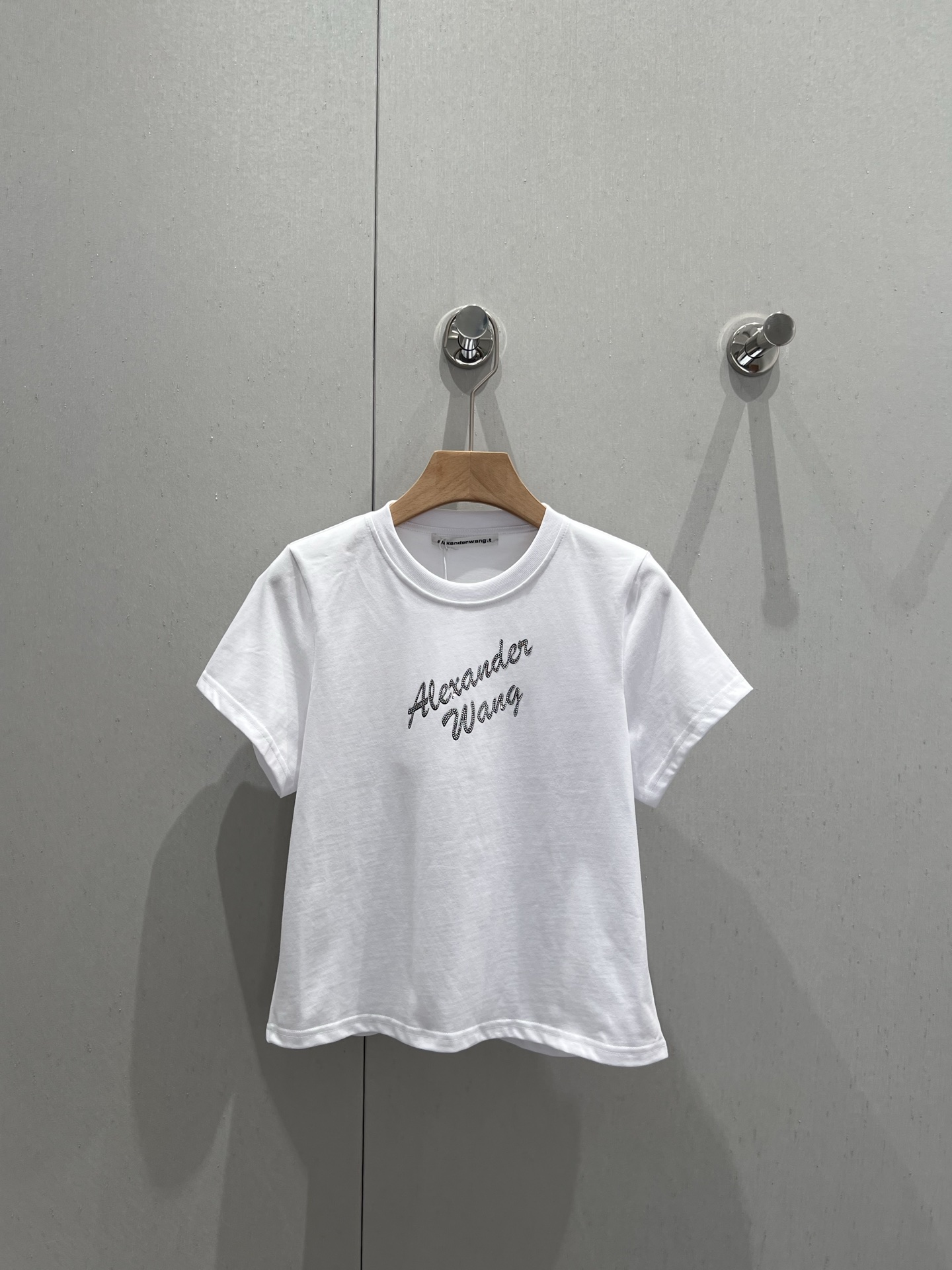 NO:335511,Support replacement Alexand*r wang 25Ss spring and summer new style, hot diamond bead round neck short-sleeved T-shirt | Exclusive yb development!  High-end production!  Made of gram-weight pure cotton, full of drape, presents a slimming visual effect, uses the washing process to restore the uniform black and white color, the iron diamond beads on the chest outline the brand logo pattern of the flower body, collide with the color of the big body, fashionable and high-end feeling, create a personal style, fashionable and relaxed, single wear, and stylish, and the inner wear is very stylish. S/M/L real photos are on sale in stock, T-shirt, tees, t-shirt, alexander wang19860909支持换款 Alexand*r wang 25Ss春夏新款 烫钻钉珠圆领短袖T恤丨独家yb开发！高版出品！采用克重纯棉制成 垂坠感十足 呈现显瘦视觉效果 利用水洗工艺还原均匀黑白本色 胸前烫钻钉珠勾勒出花体品牌徽标图案 与大身颜色碰撞 时尚高级感立现 打造个性风格 时髦松弛 单穿内搭都出彩时髦 现货发售S/M/L实拍细节图,,T-shirt,tees，t-shirt,alexander wang,Women's clothing