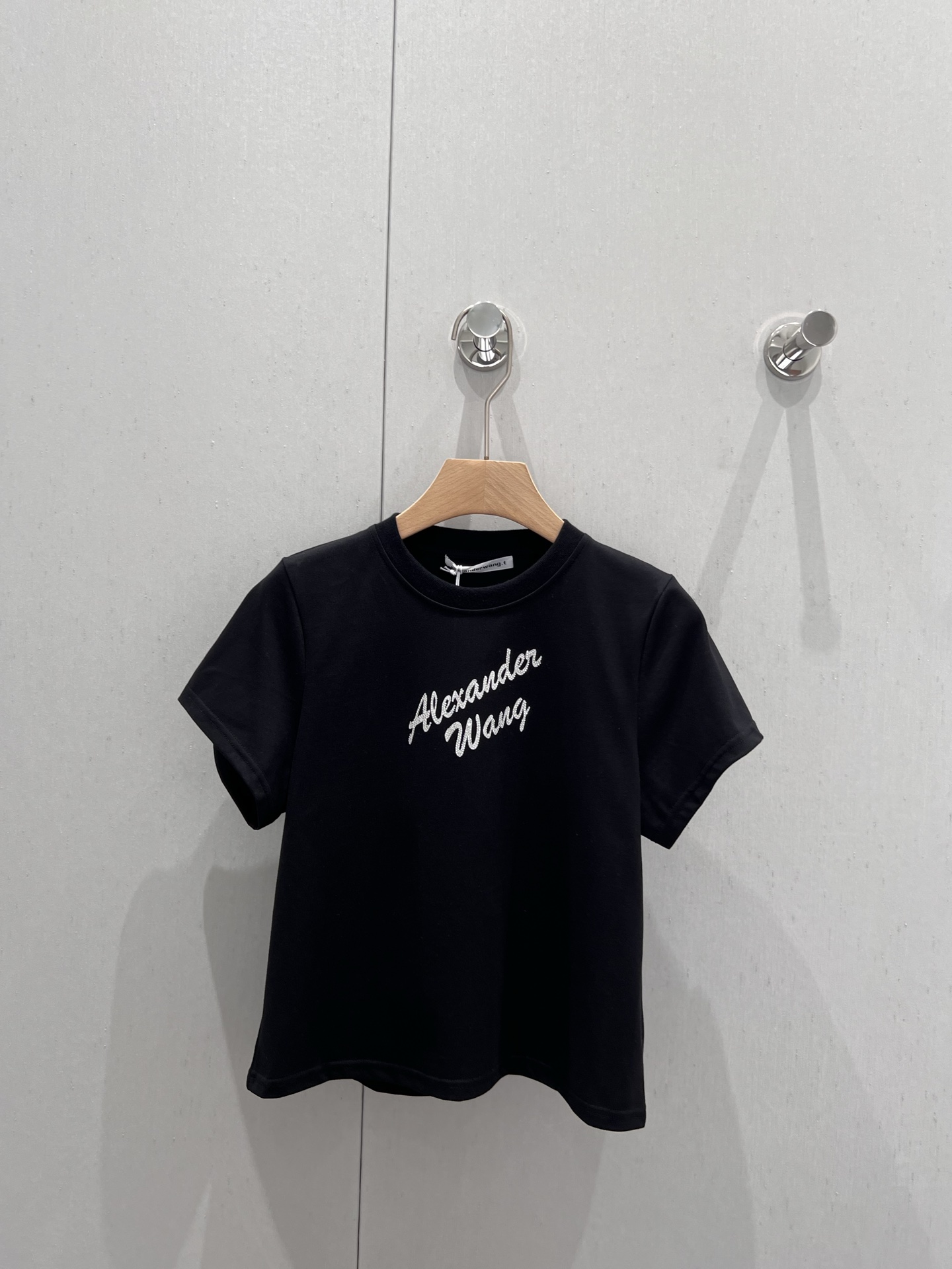 NO:335515,Support replacement Alexand*r wang 25Ss spring and summer new style, hot diamond bead round neck short-sleeved T-shirt | Exclusive yb development!  High-end production!  Made of gram-weight pure cotton, full of drape, presents a slimming visual effect, uses the washing process to restore the uniform black and white color, the iron diamond beads on the chest outline the brand logo pattern of the flower body, collide with the color of the big body, fashionable and high-end feeling, create a personal style, fashionable and relaxed, single wear, and stylish, and the inner wear is very stylish. S/M/L real photos are on sale in stock, T-shirt, tees, t-shirt, alexander wang19860909支持换款 Alexand*r wang 25Ss春夏新款 烫钻钉珠圆领短袖T恤丨独家yb开发！高版出品！采用克重纯棉制成 垂坠感十足 呈现显瘦视觉效果 利用水洗工艺还原均匀黑白本色 胸前烫钻钉珠勾勒出花体品牌徽标图案 与大身颜色碰撞 时尚高级感立现 打造个性风格 时髦松弛 单穿内搭都出彩时髦 现货发售S/M/L实拍细节图,,T-shirt,tees，t-shirt,alexander wang,Women's clothing